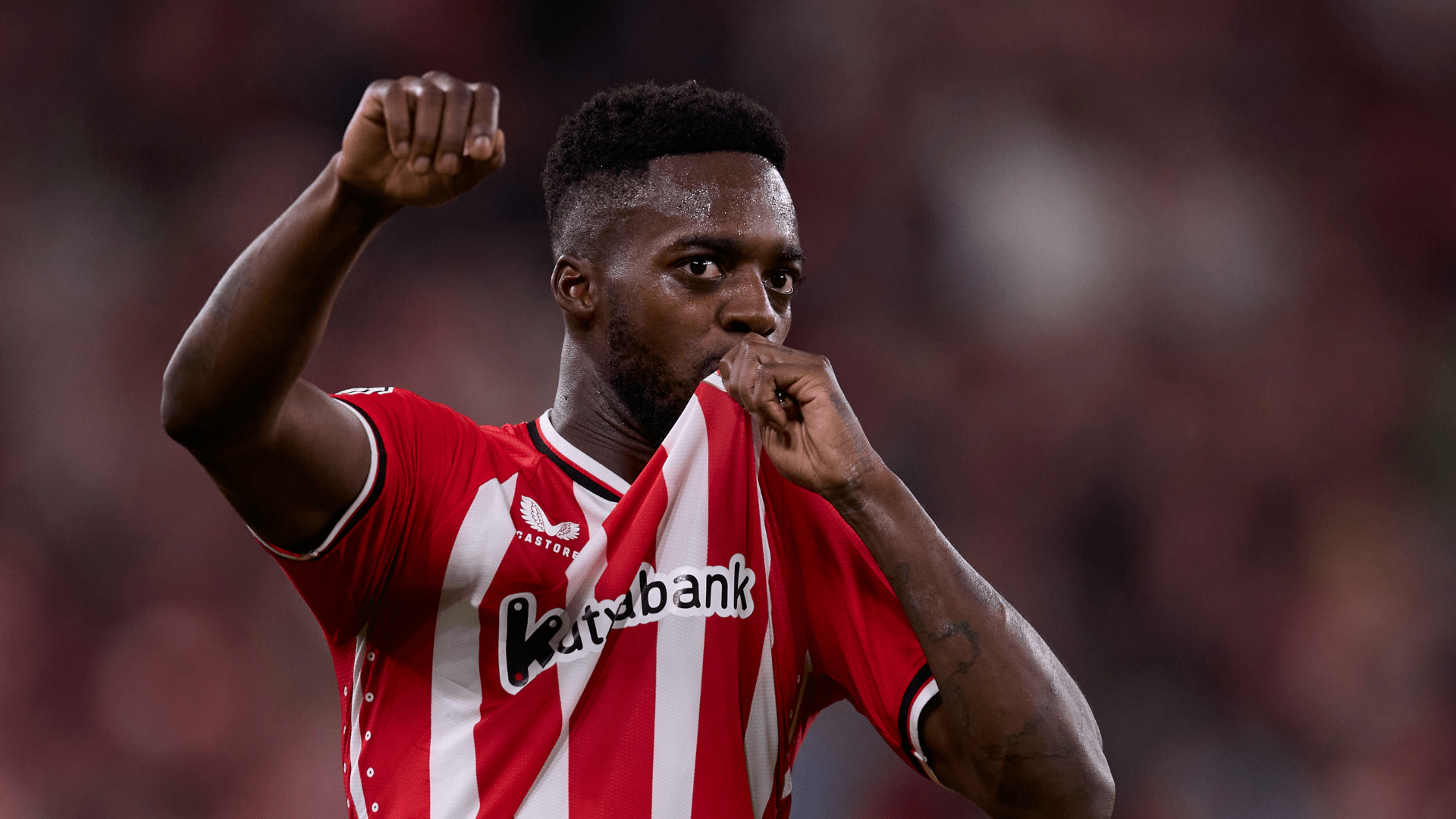 1920x1080 Iñaki Williams y la ilusión de dos jóvenes aficionados del Athletic Club: ¡Solo uno pudo llevarse la camiseta de su ídolo!. DAZN News ES