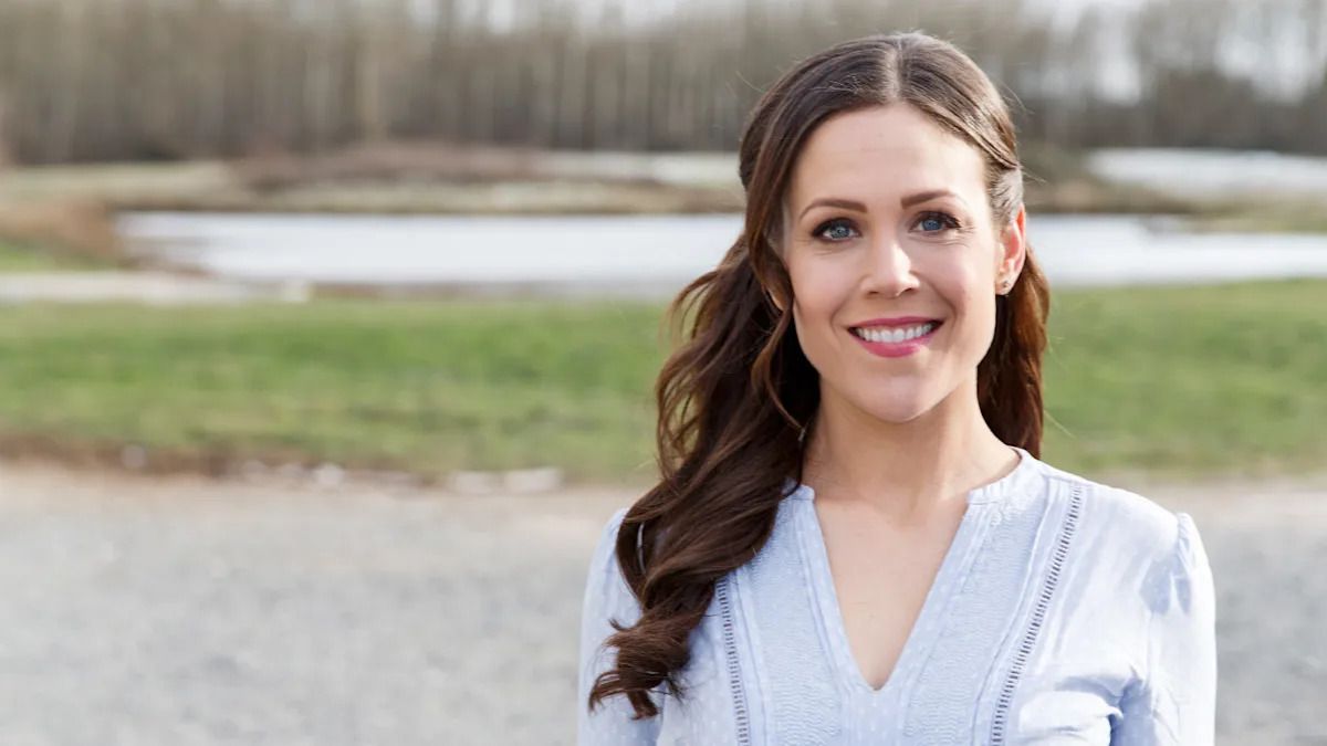 1200x675 When Calls the Heart' Star Erin Krakow Is Pregnant and Glowing on the Red Carpet