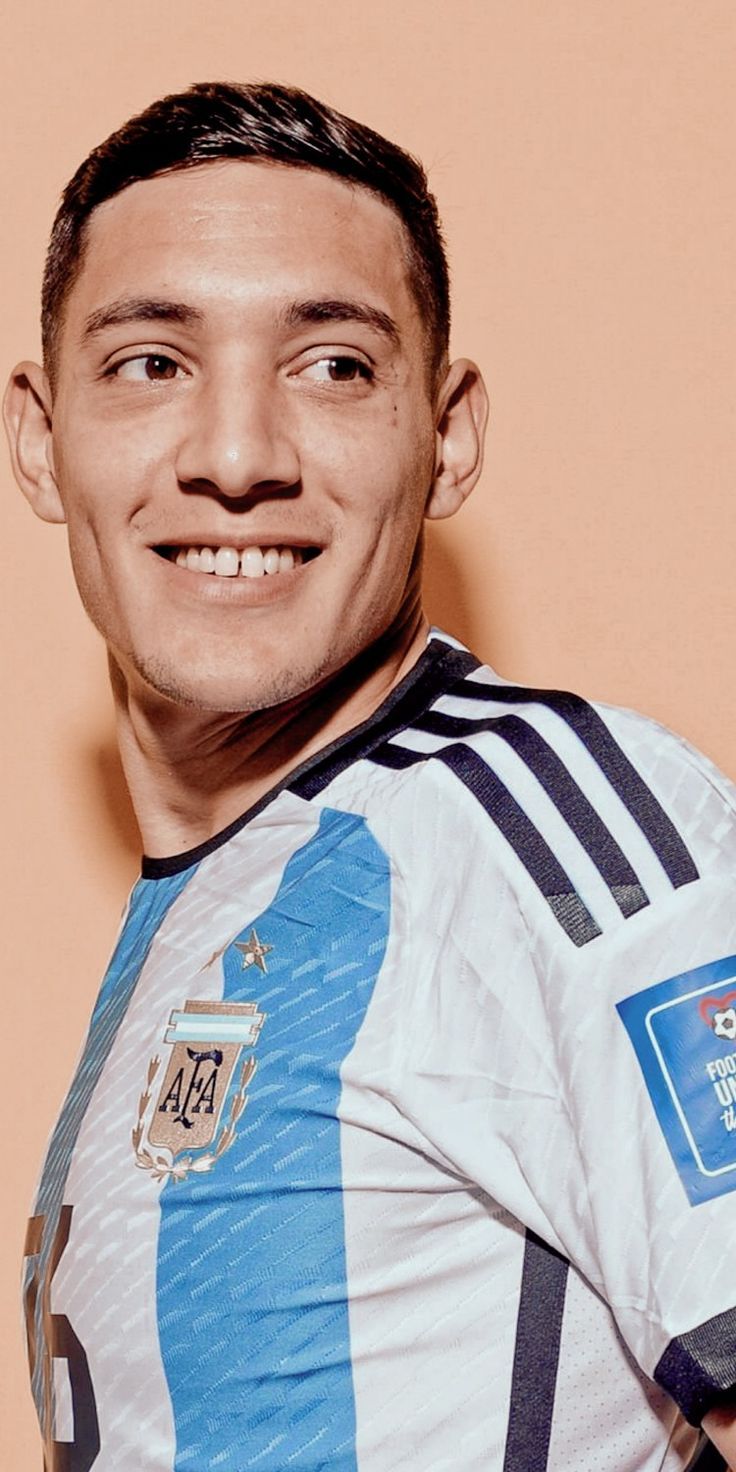 736x1472 Nahuel Molina