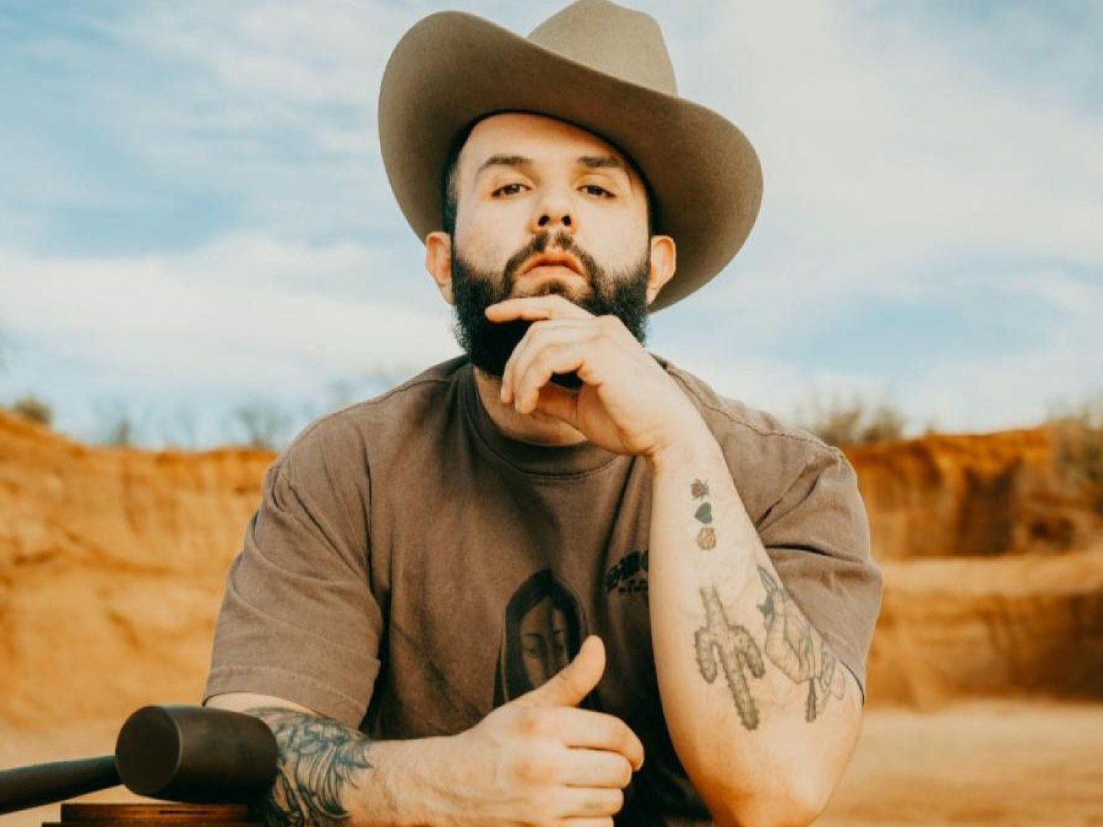 1600x1200 New music friday: Carin León & Mau y Ricky innovate in their new albums, Oscar Maydon & Junior H join forces