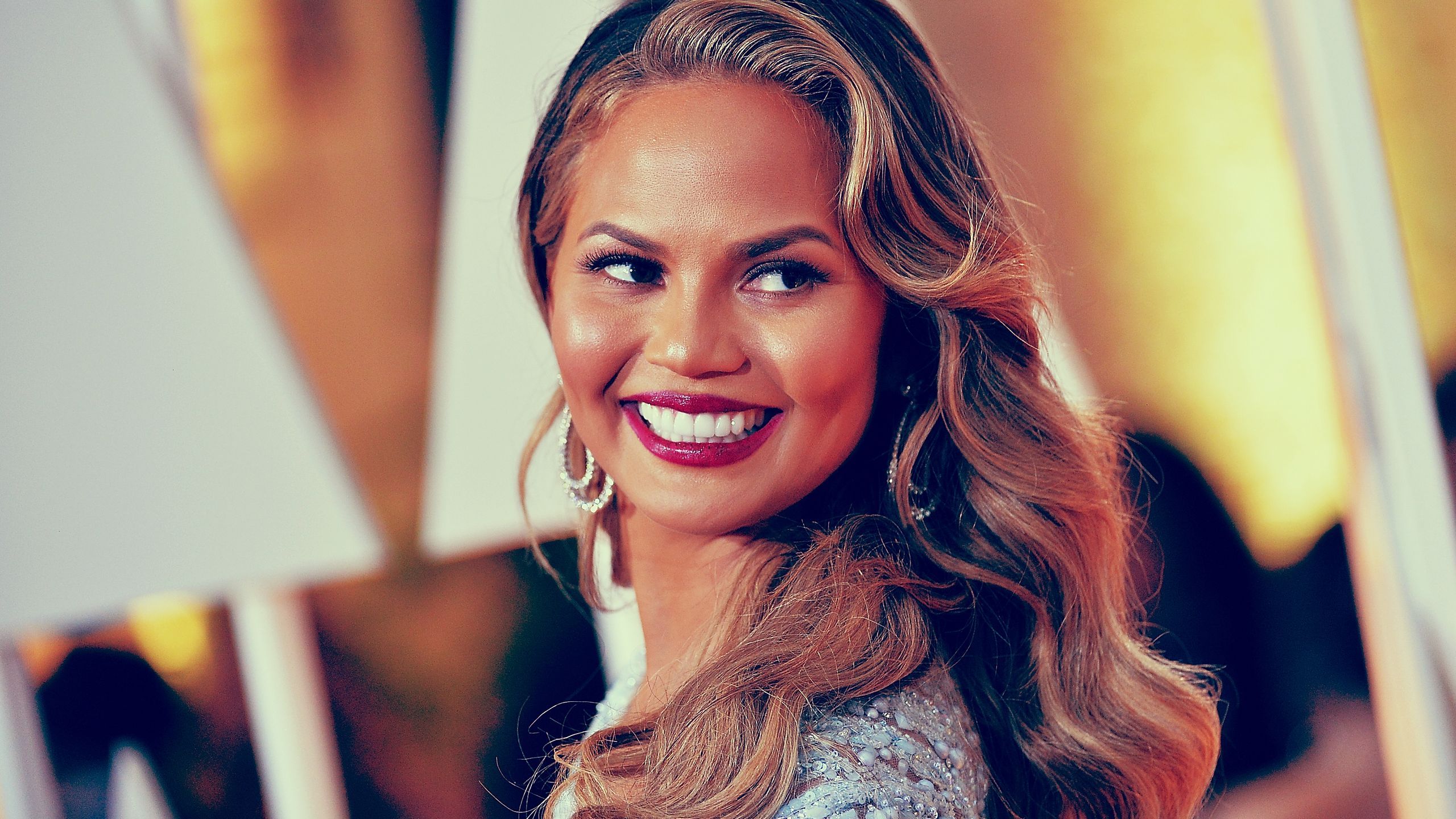 2560x1440 Chrissy Teigen Shows Off Her Post Baby Body For The First Time In Sports Illustrated