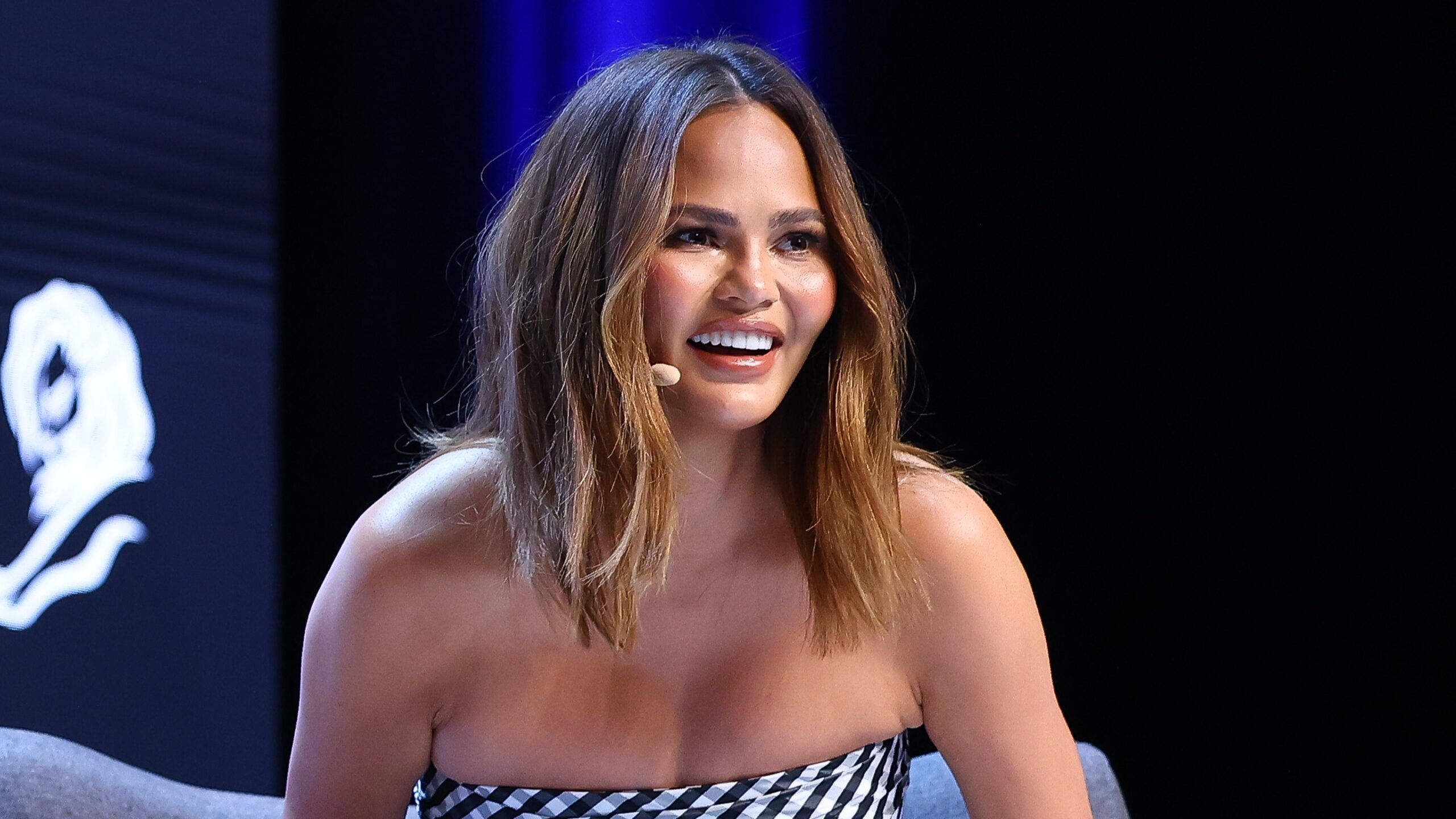 2560x1440 Chrissy Teigen Shares Tooth Fairy Advice With Mindy Kaling