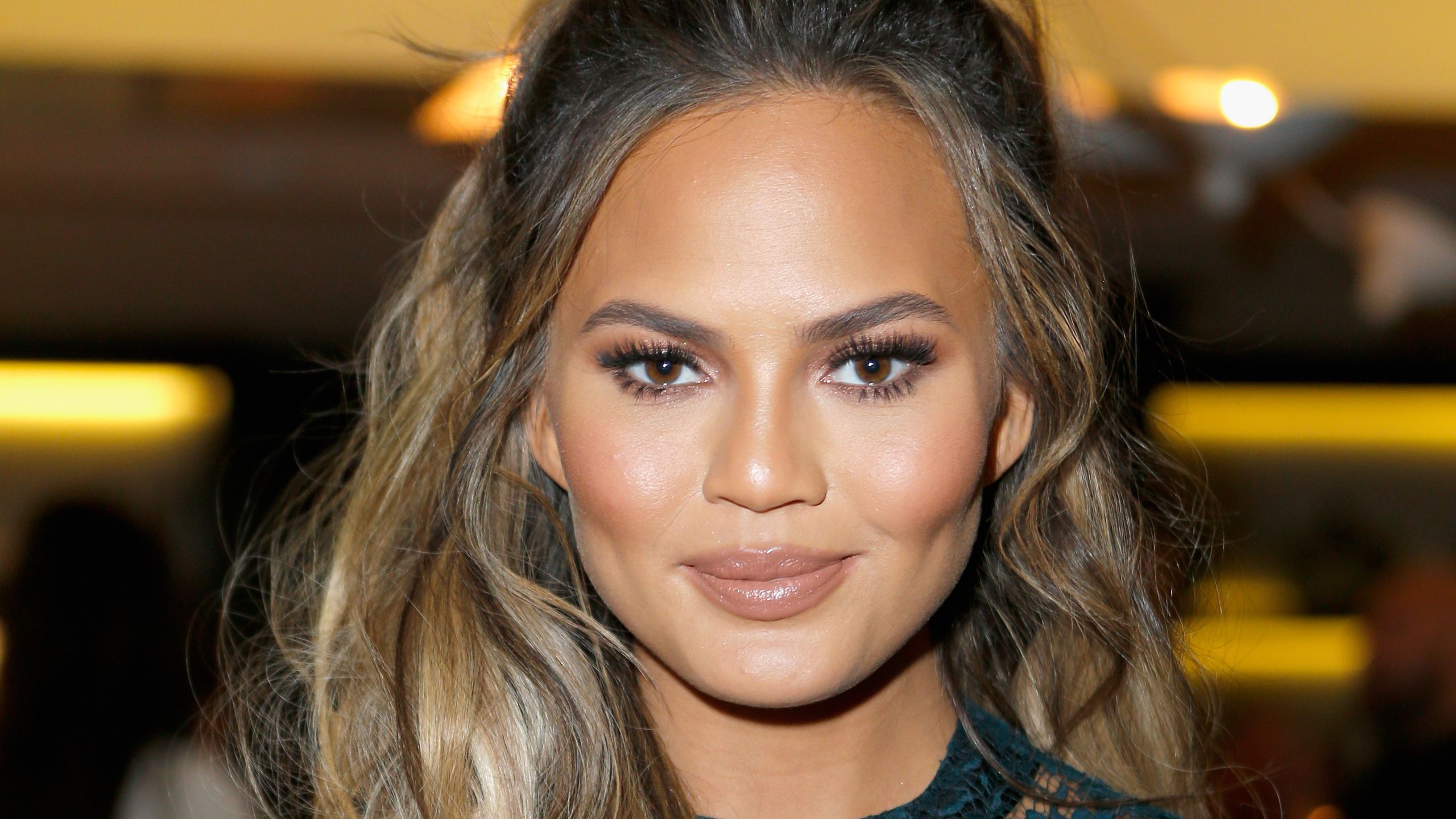2560x1440 Chrissy Teigen Dyed Her Hair Pink After Coloring It Multiple Times in Three Days