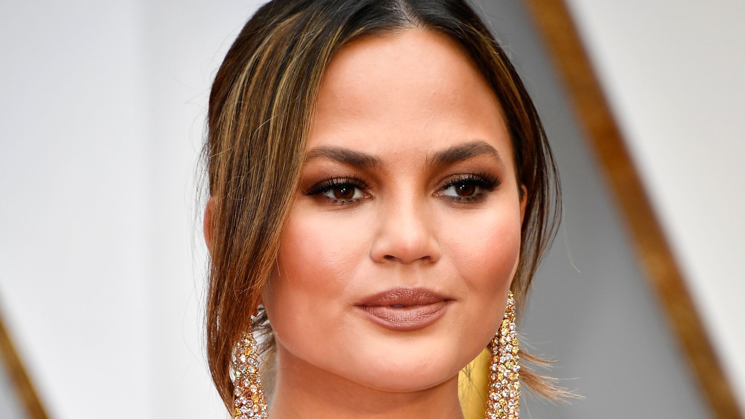 2560x1440 Chrissy Teigen Reveals Her Struggle With Alcohol