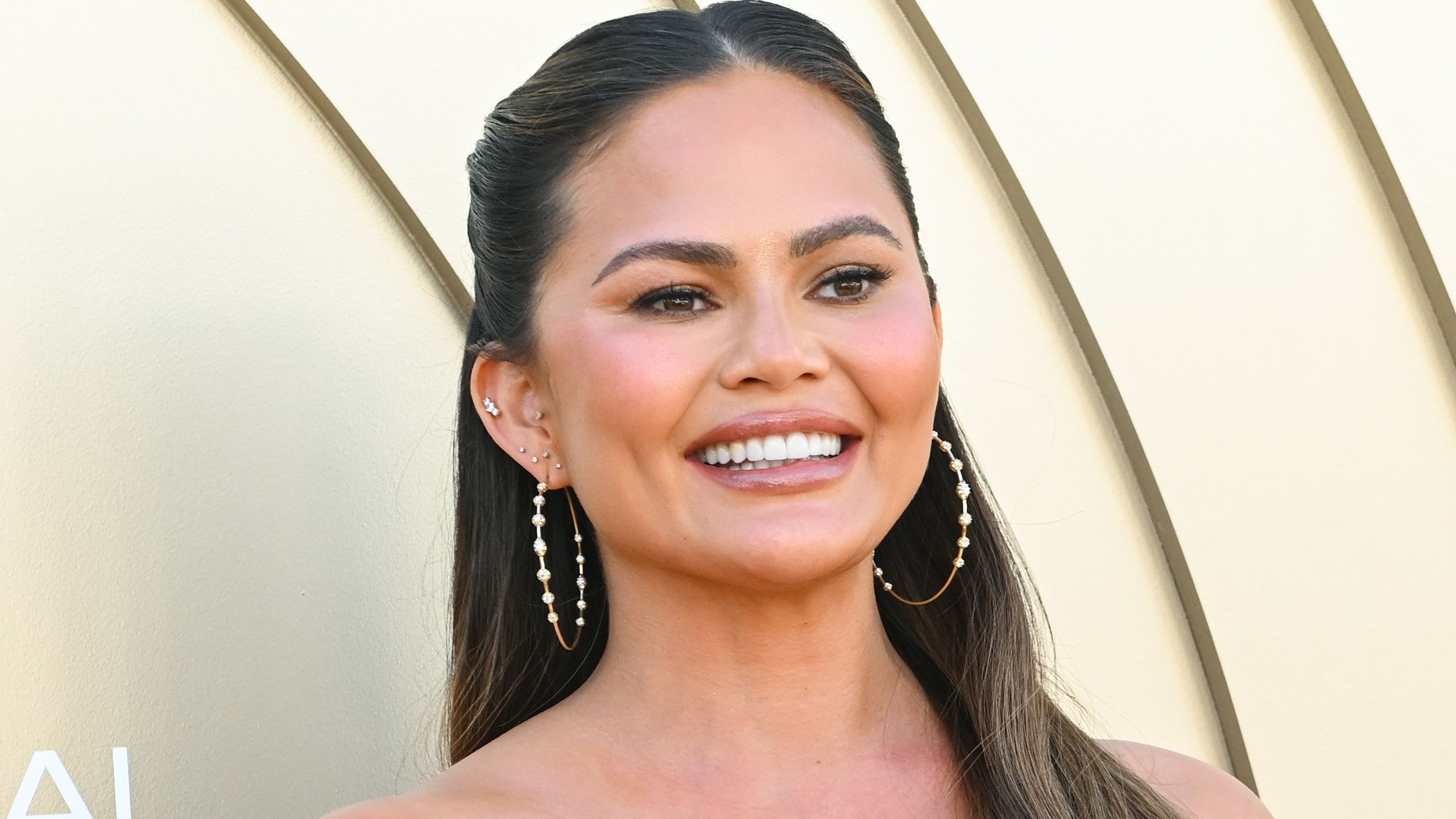 2560x1440 Chrissy Teigen Lost a Veneer, But She's Still Smiling
