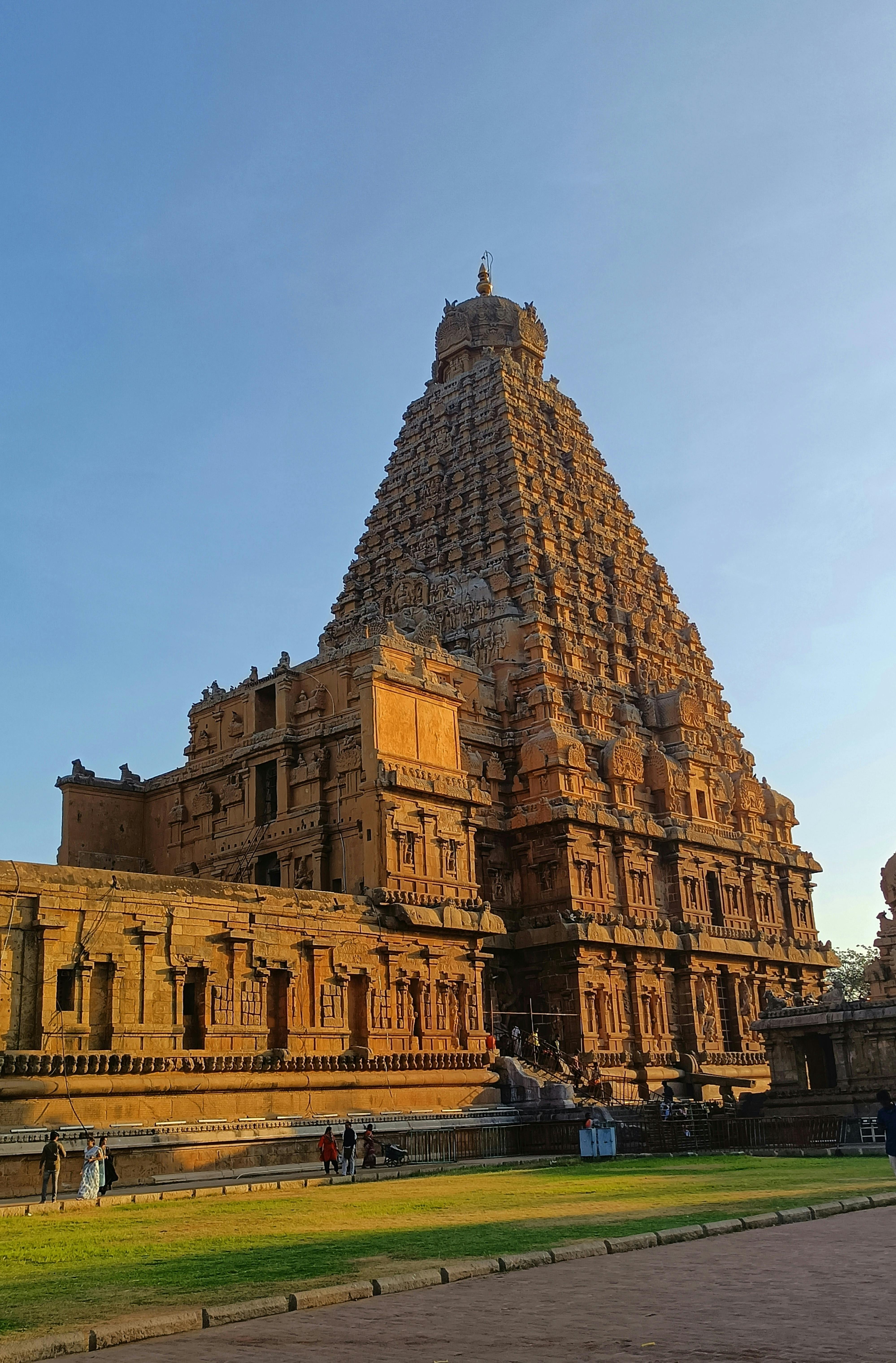 3997x6079 Majestic Brihadeeswarar Temple at Sunset · Free