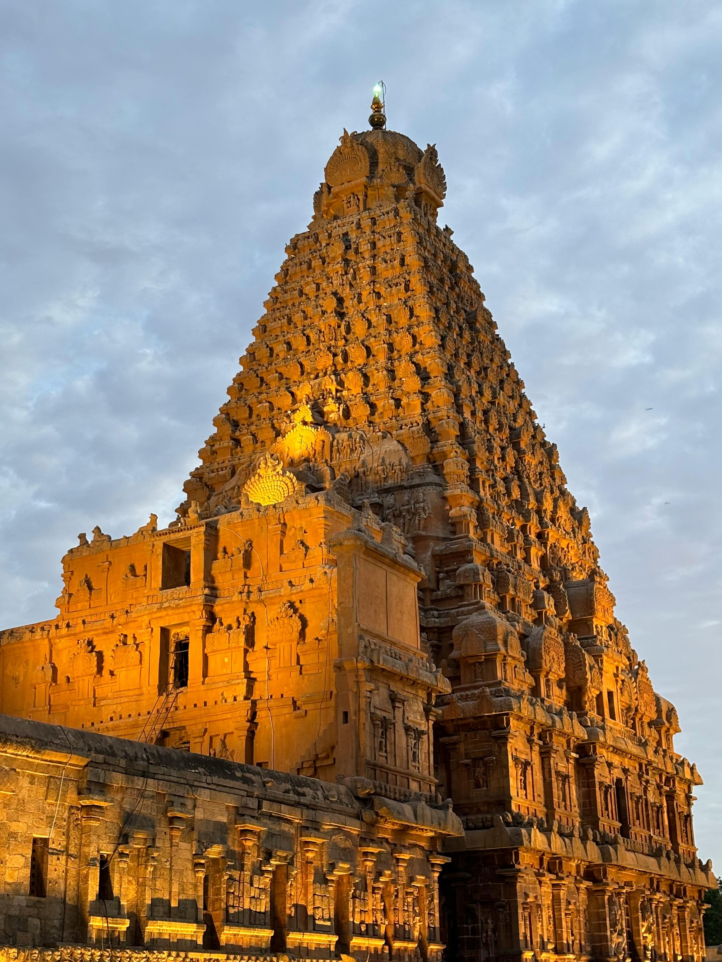 2873x3831 Sunlit Brihadeeswarar Temple at Dusk · Free