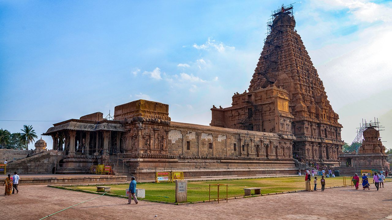 1280x720 Brihadeeswarar Temple: Timeless Majesty