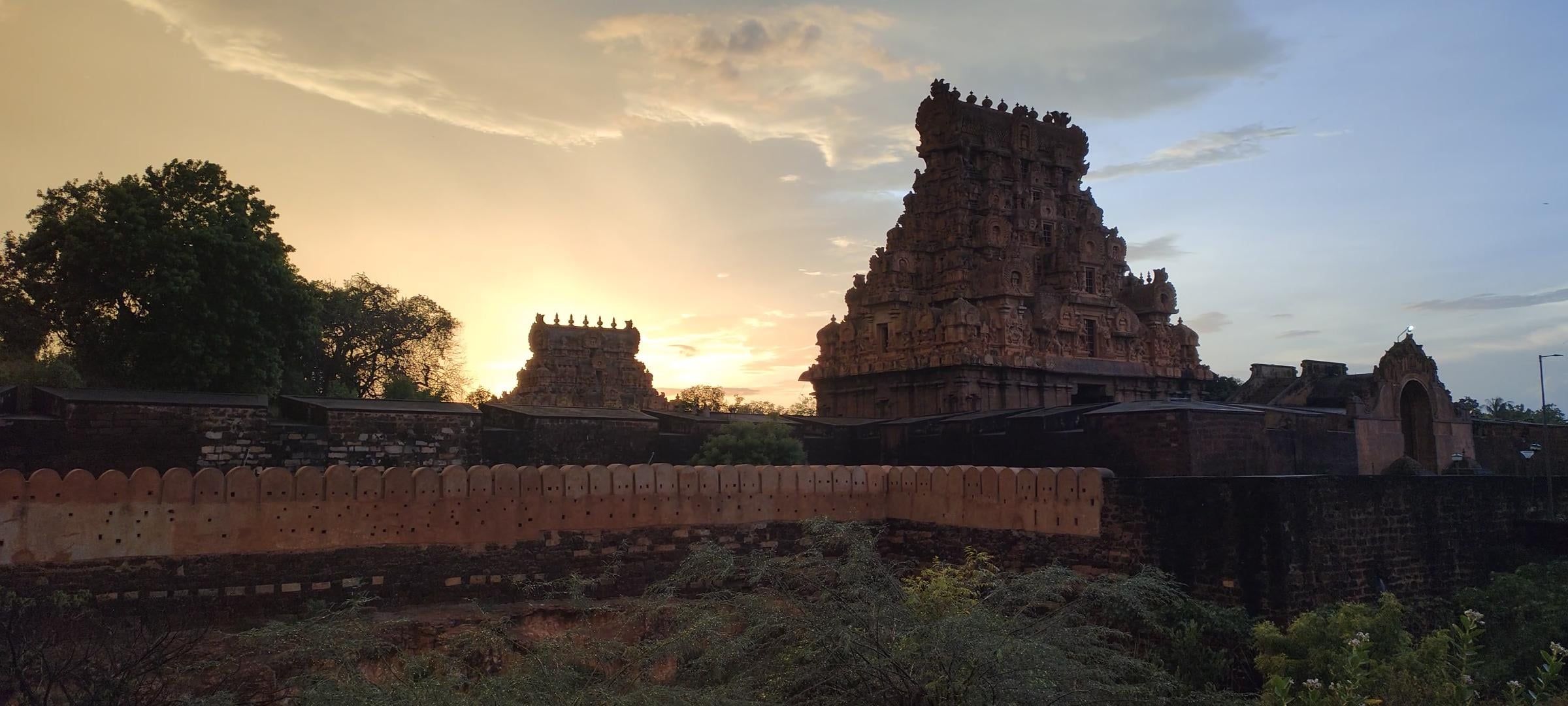 2400x1080 Witness the Timeless Majesty of Brihadeeswara Temple, Thanjavur