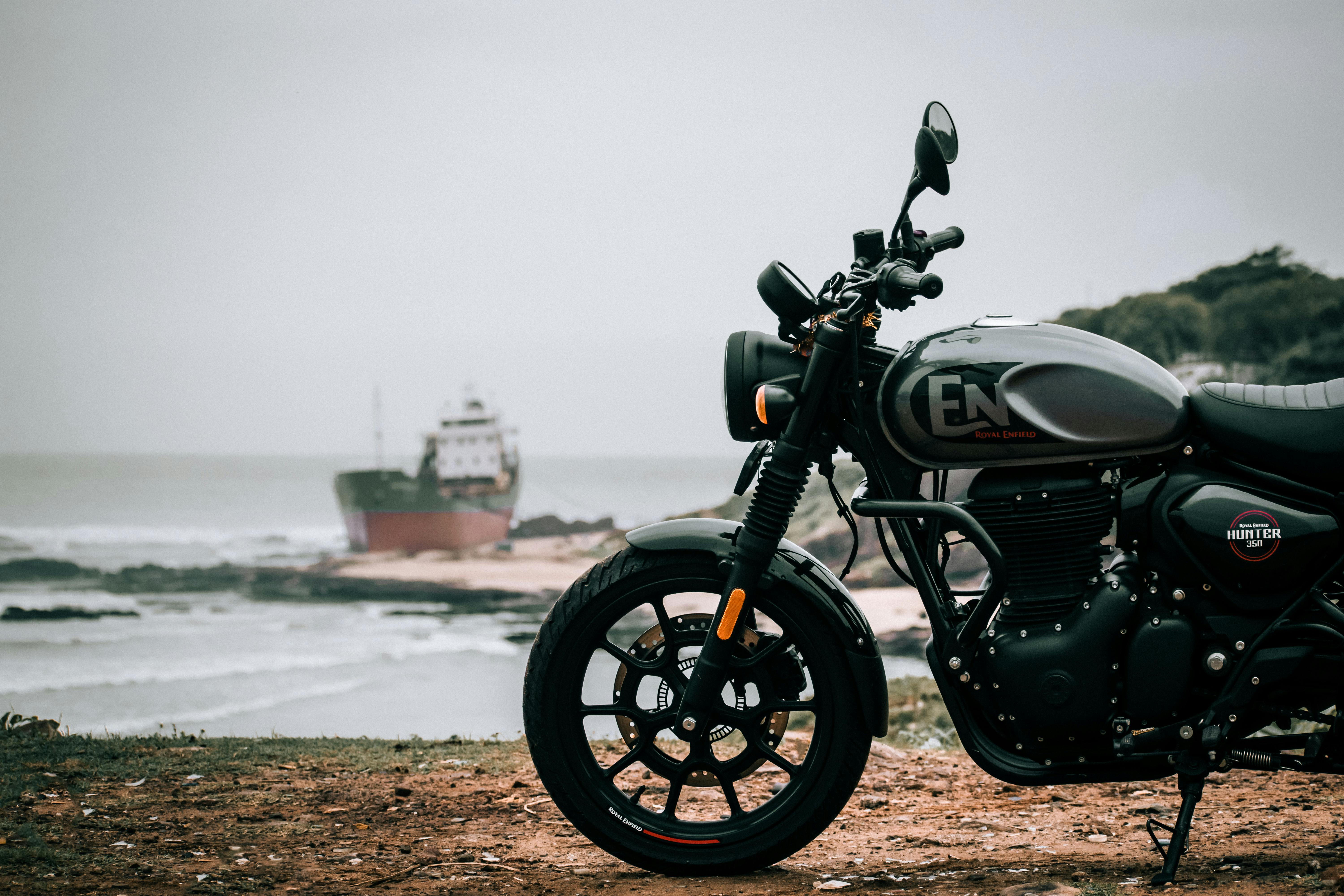 6000x4000 Black Royal Enfield Hunter 350 · Free