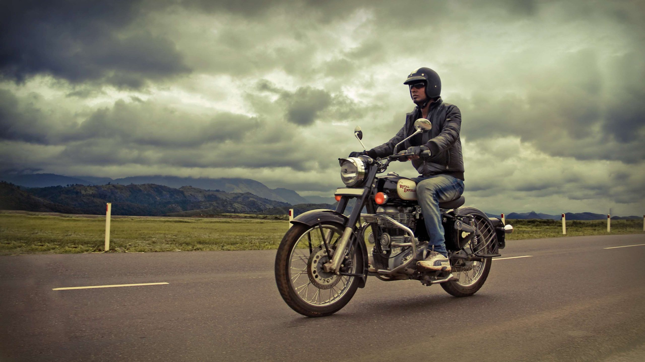 2560x1440 Royal Enfield Motorcycle [4K] Wallpaper