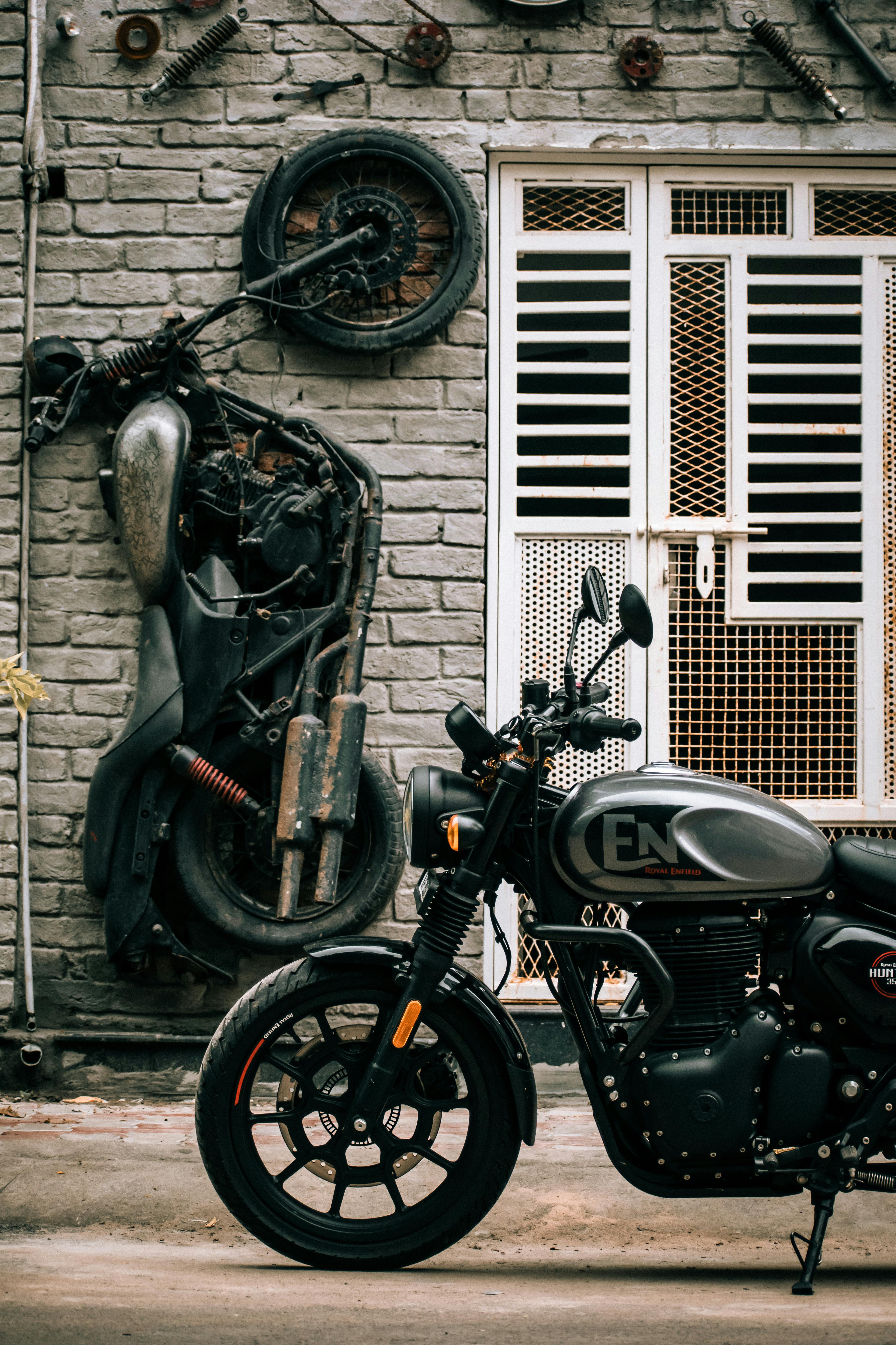 3983x5975 Black Royal Enfield Hunter 350 on Street · Free