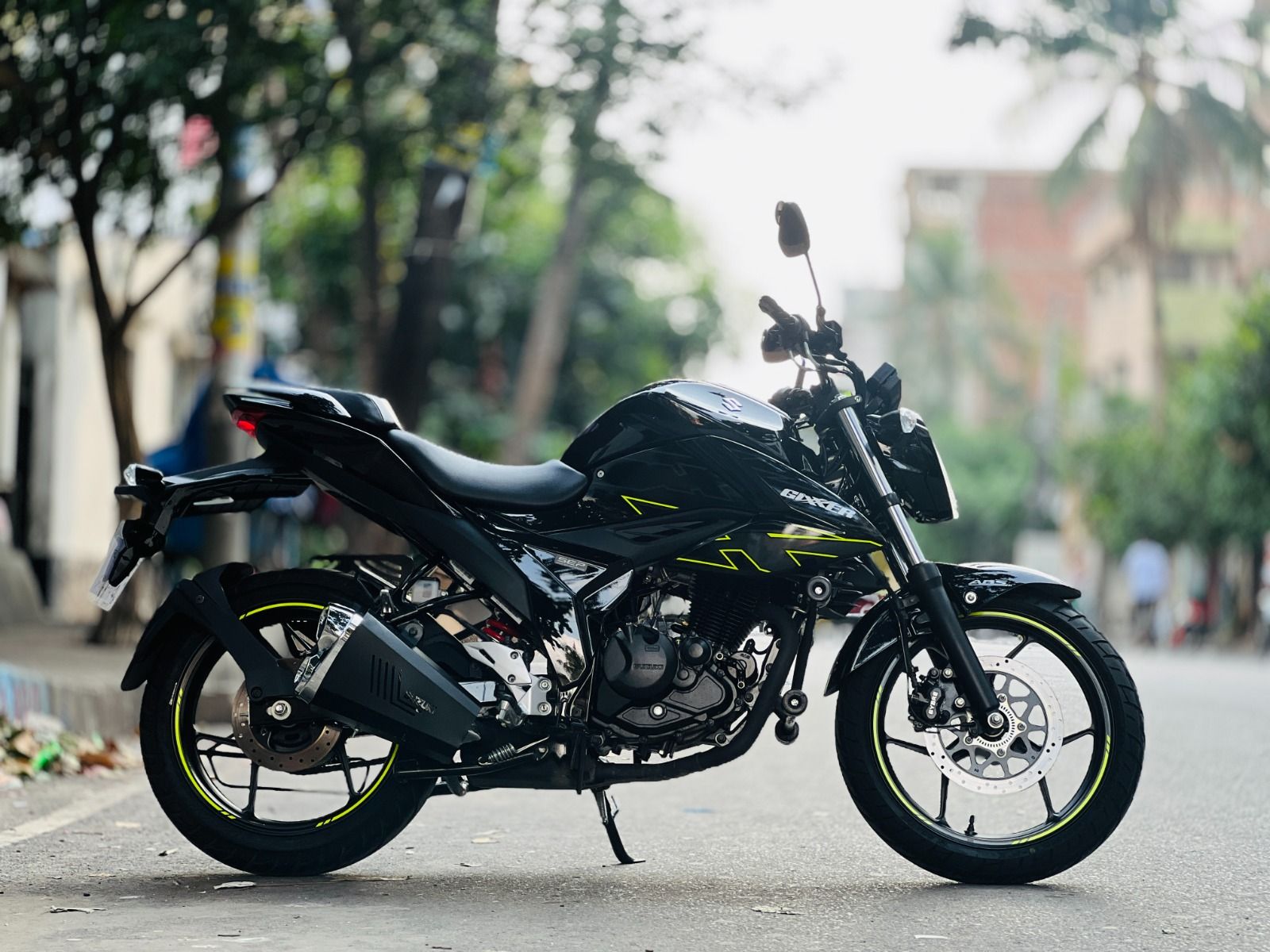 1600x1200 GIXXER FI ABS Neon Black 7140KM