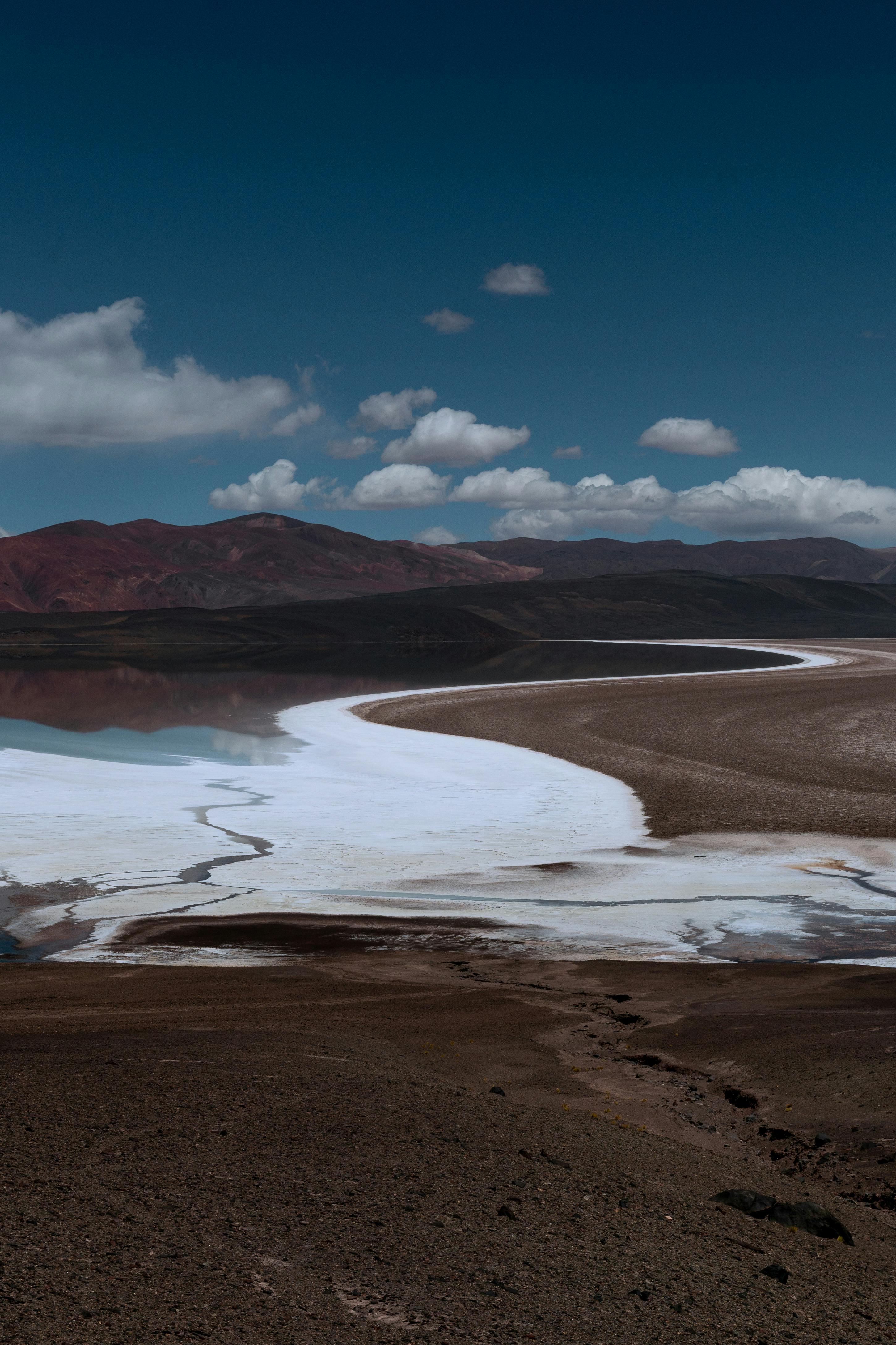 2900x4350 A lake with a blue sky and mountains in the background · Free
