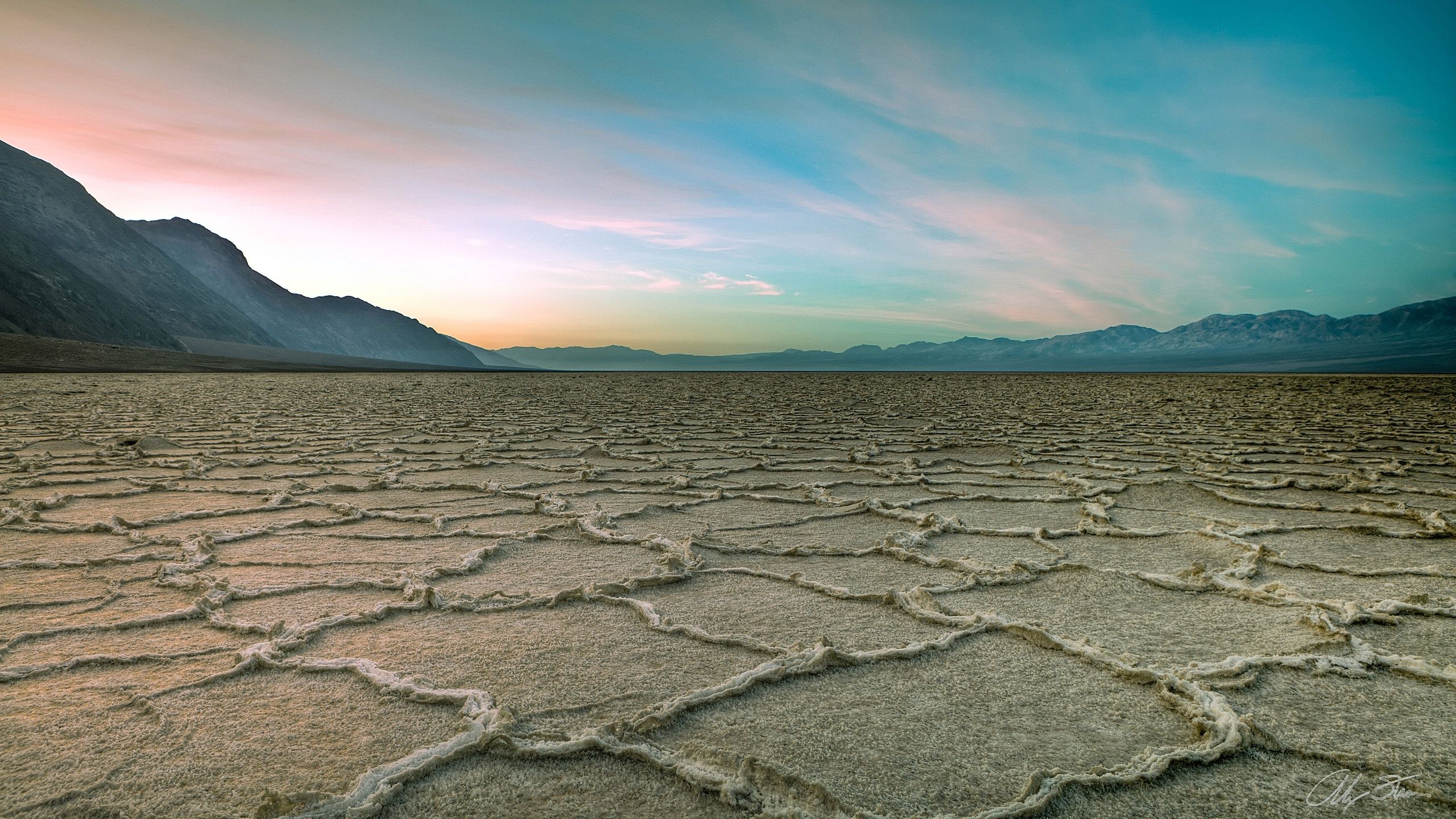 2560x1440 desolate, Photography, Landscape, Desert, Nature, Mountains, Death Valley, California, Salt lakes, Plains, Sky, Pattern Wallpaper HD / Desktop and Mobile Background