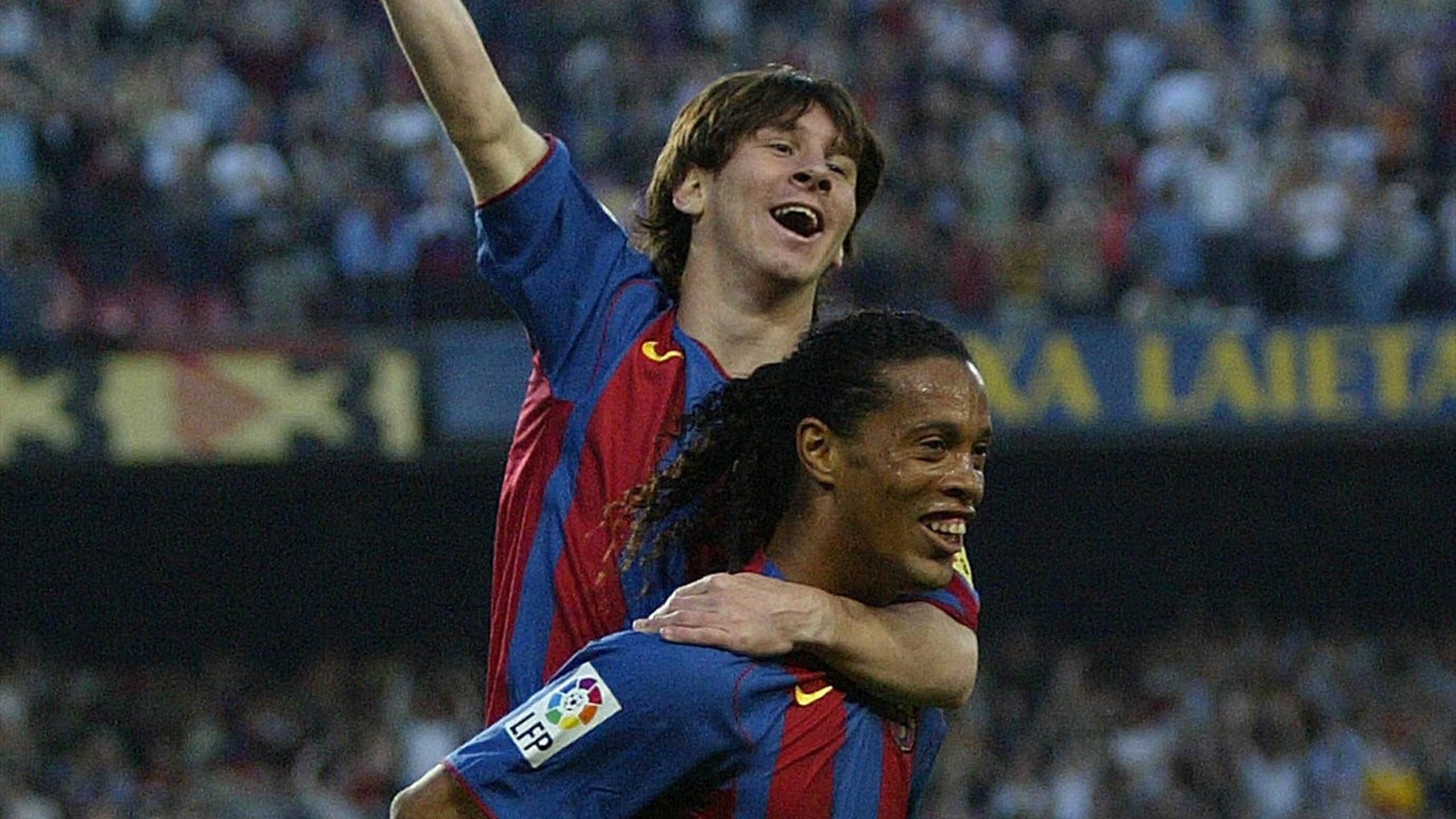 2560x1440 Messi And Ronaldinho Wallpaper