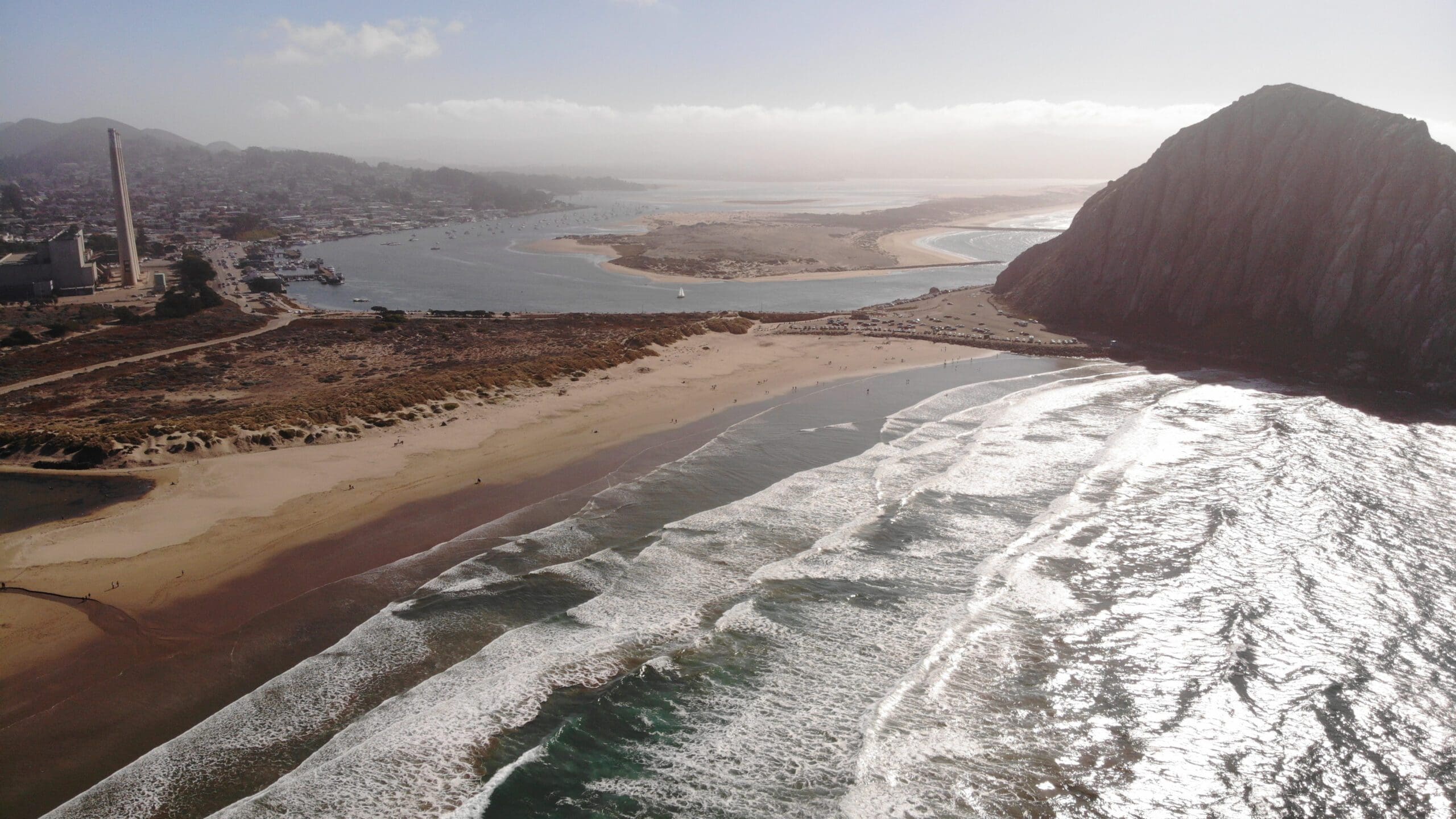 2560x1440 Morro Bay. Ideal Beach Town Frozen in Time