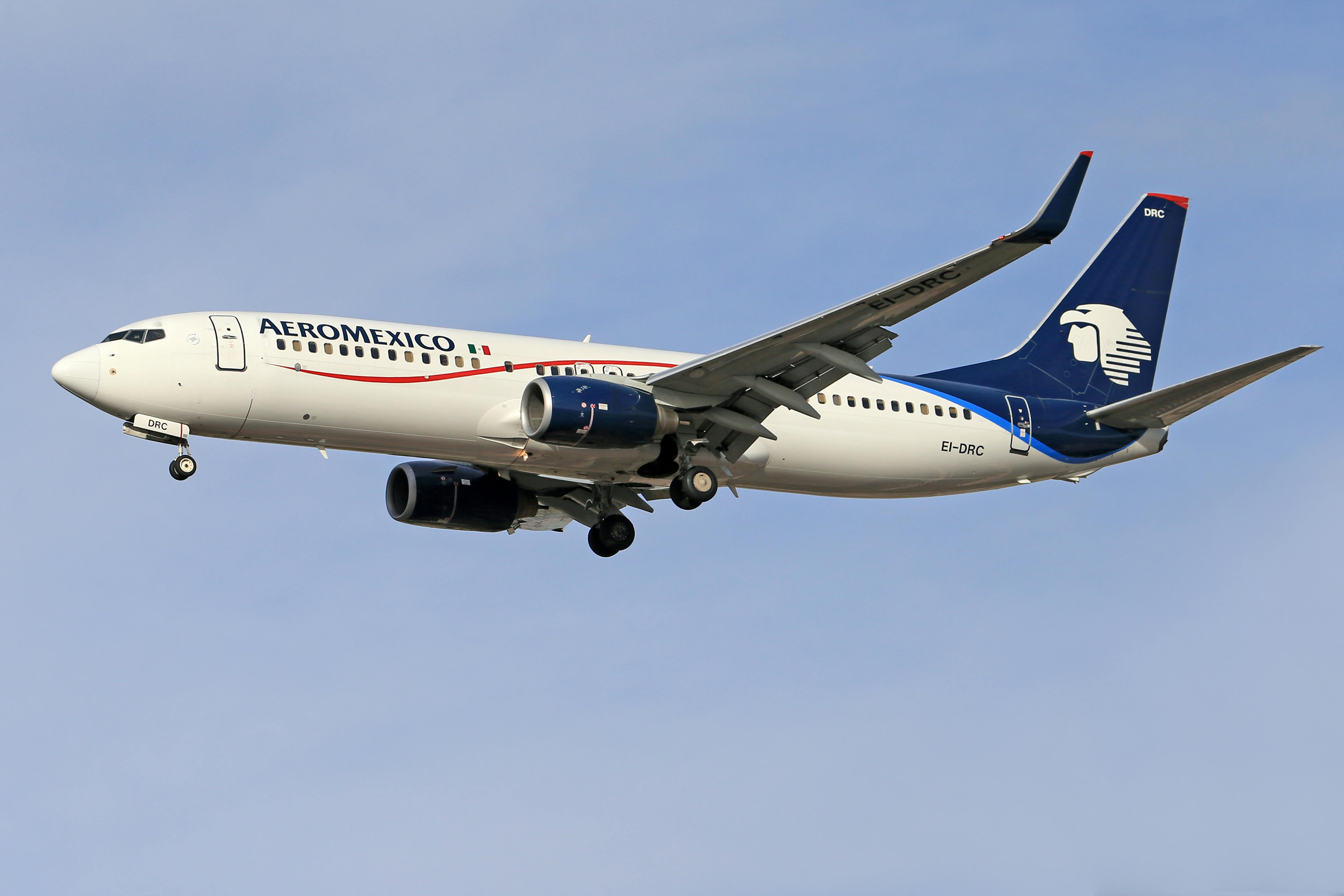 5184x3456 A White and Blue Airplane Flying in the Sky · Free