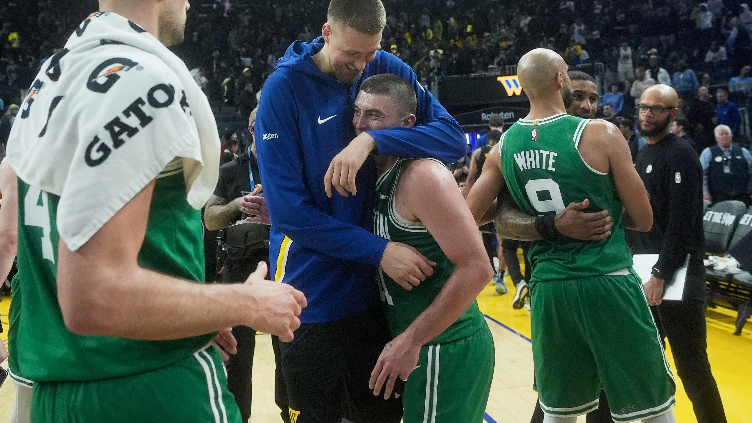 2560x1440 Warriors center Porzingis misses 5th straight game with illness coach Steve Kerr calls “mysterious”