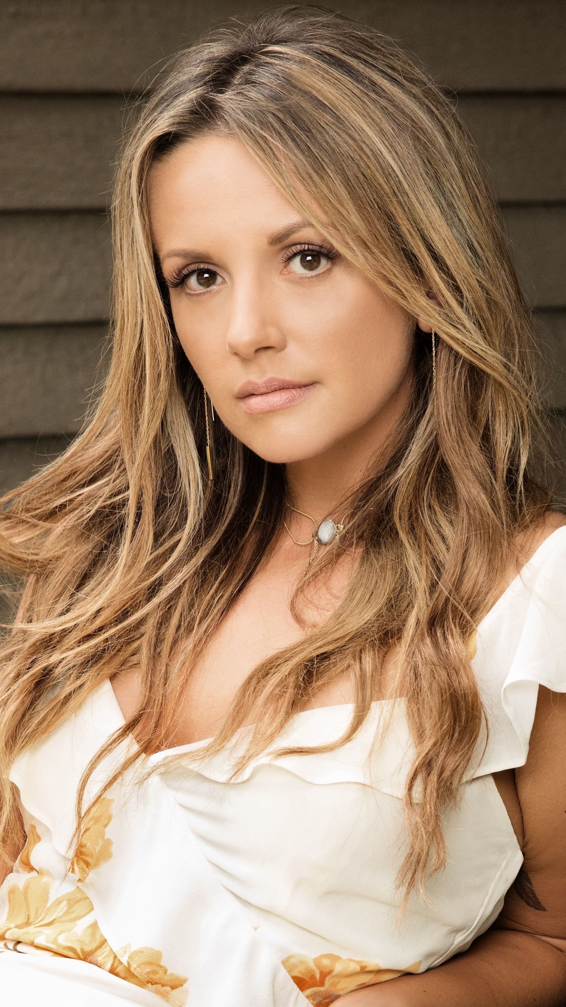 2160x3840 Carly Pearce Wallpaper