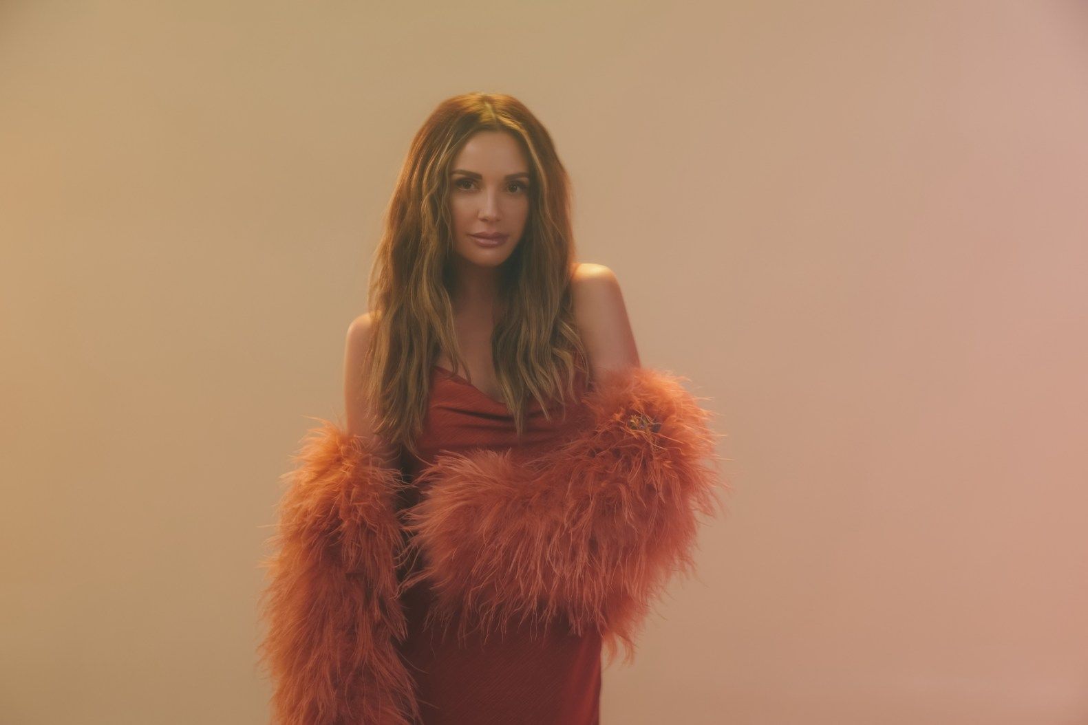 1581x1054 Carly Pearce Announces New Album 'Hummingbird': Hear Title Track