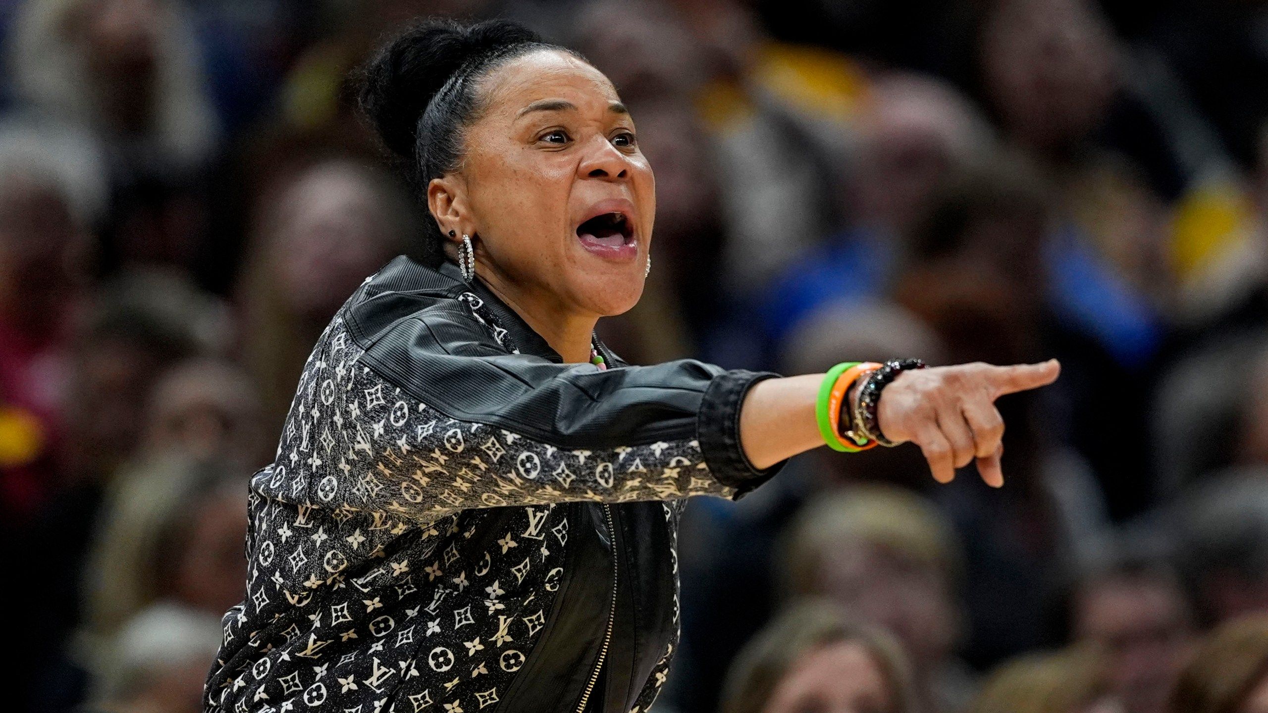 2560x1440 South Carolina women's hoops coach Dawn Staley says transgender athletes should be allowed to play