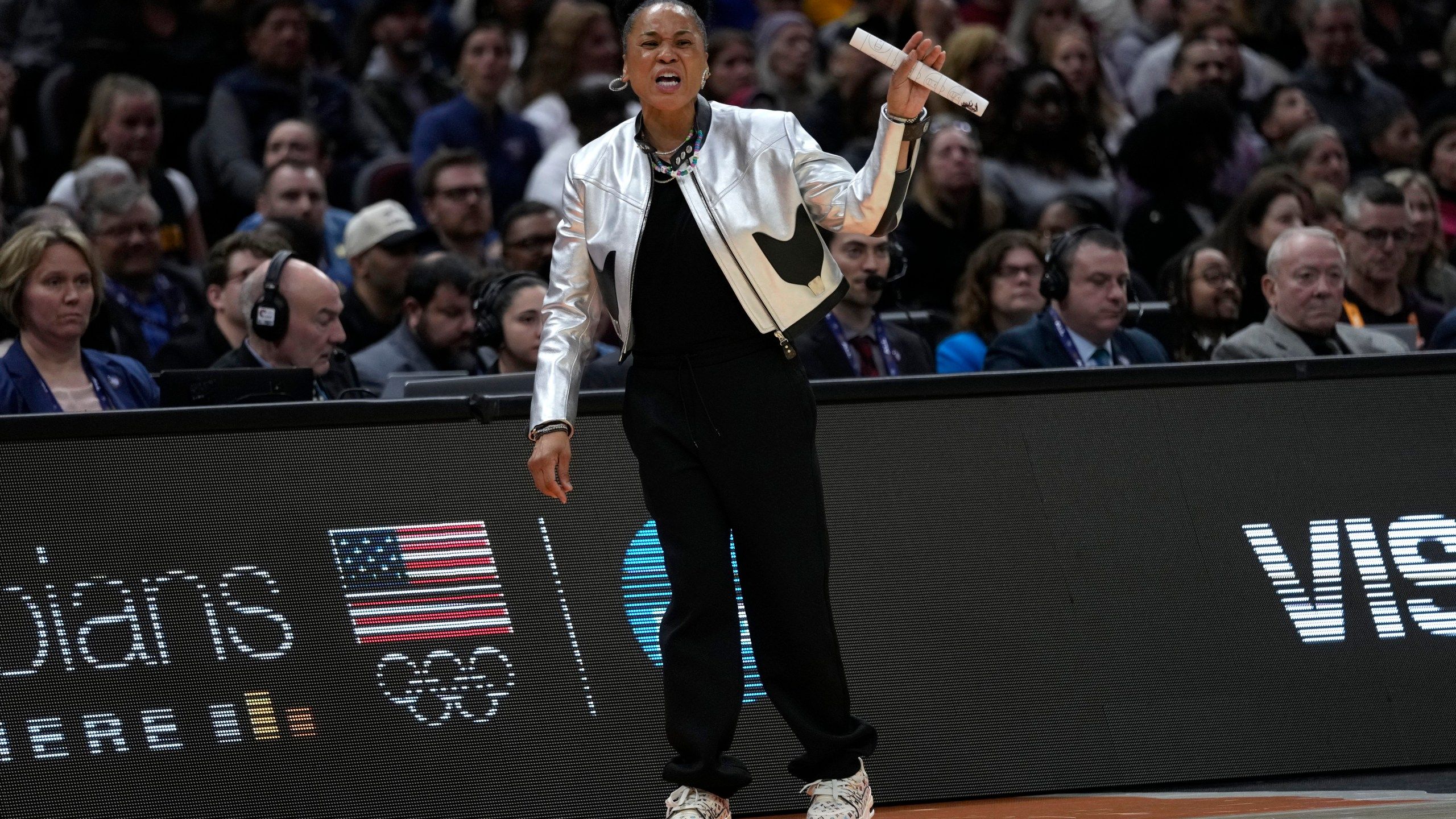 2560x1440 Perfect ending: South Carolina's Dawn Staley wins third national title as Gamecocks down Clark, Iowa