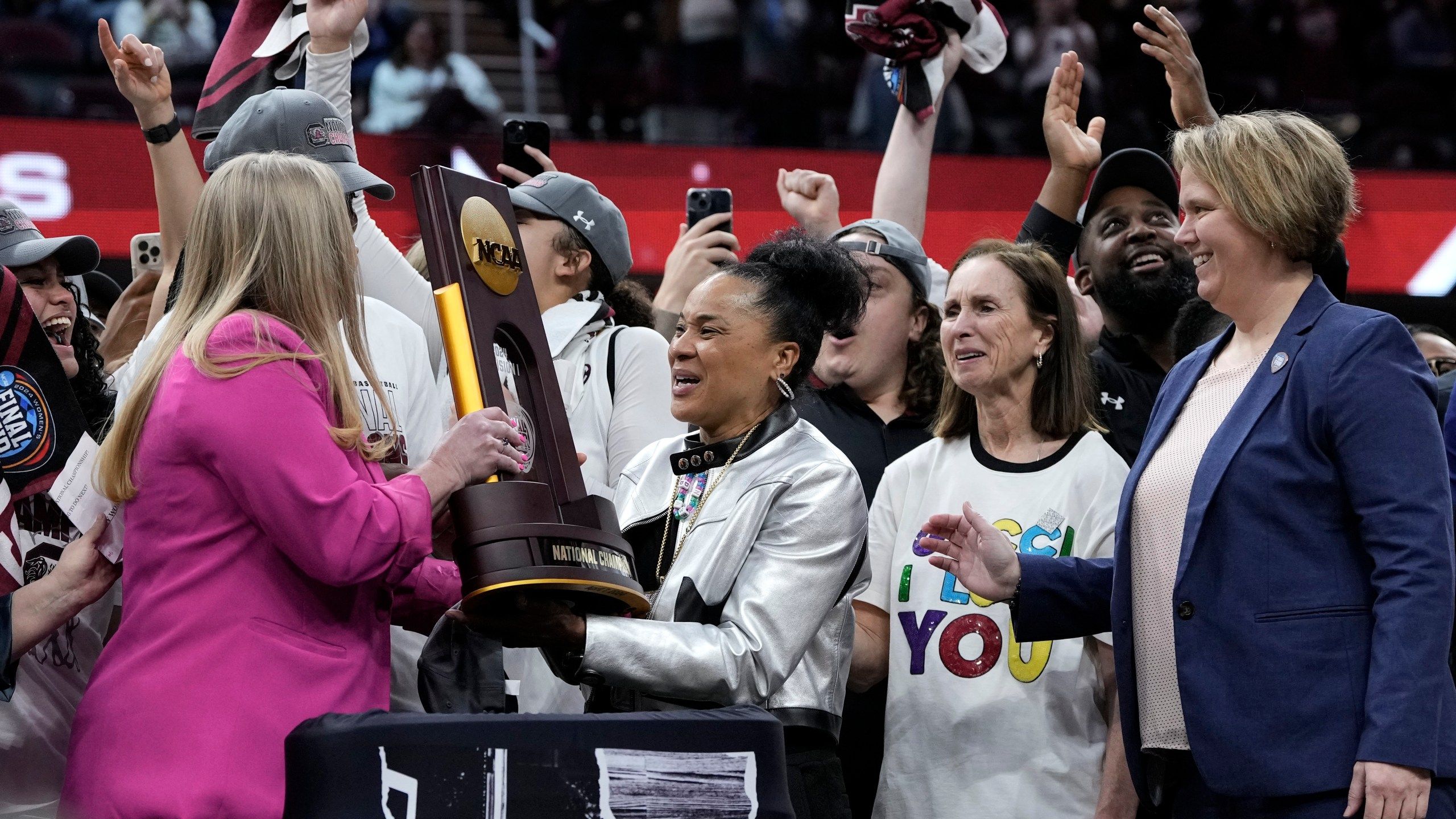2560x1440 South Carolina finishes perfect season with NCAA championship