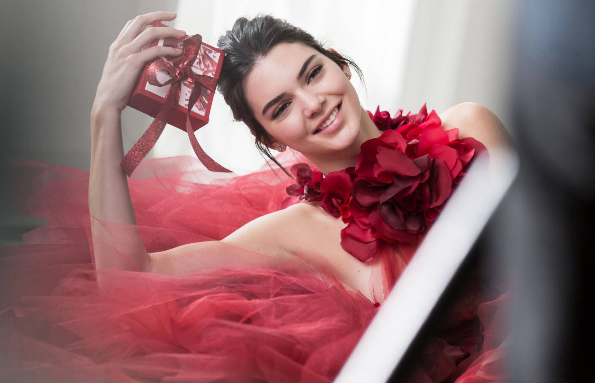 1920x1237 Download Kendall Jenner Estée Lauder Christmas Campaign Wallpaper