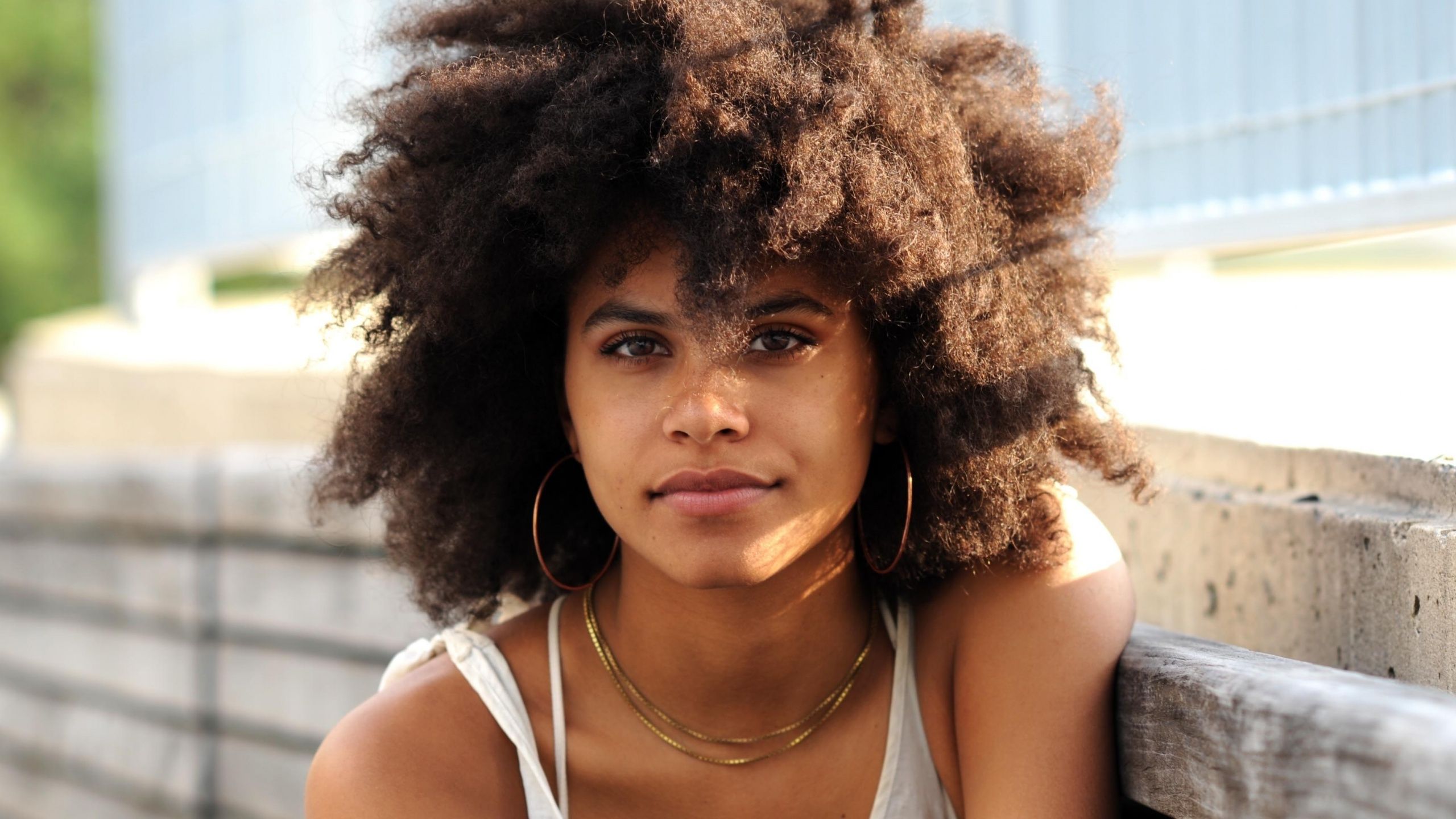 2560x1440 Wallpaper look, decoration, actress, hair, Zazie Beetz, Zaza Bitts, shaggy hairstyle for mobile and desktop, section девушки, resolution 2560x1440
