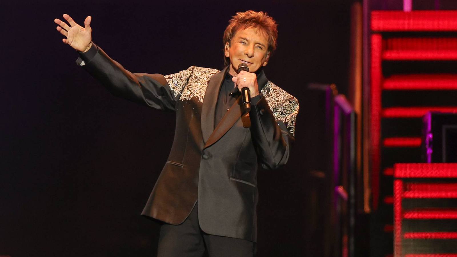 1600x900 Barry Manilow Postpones Shows After Cancer Surgery: 'I Wasn't Ready'