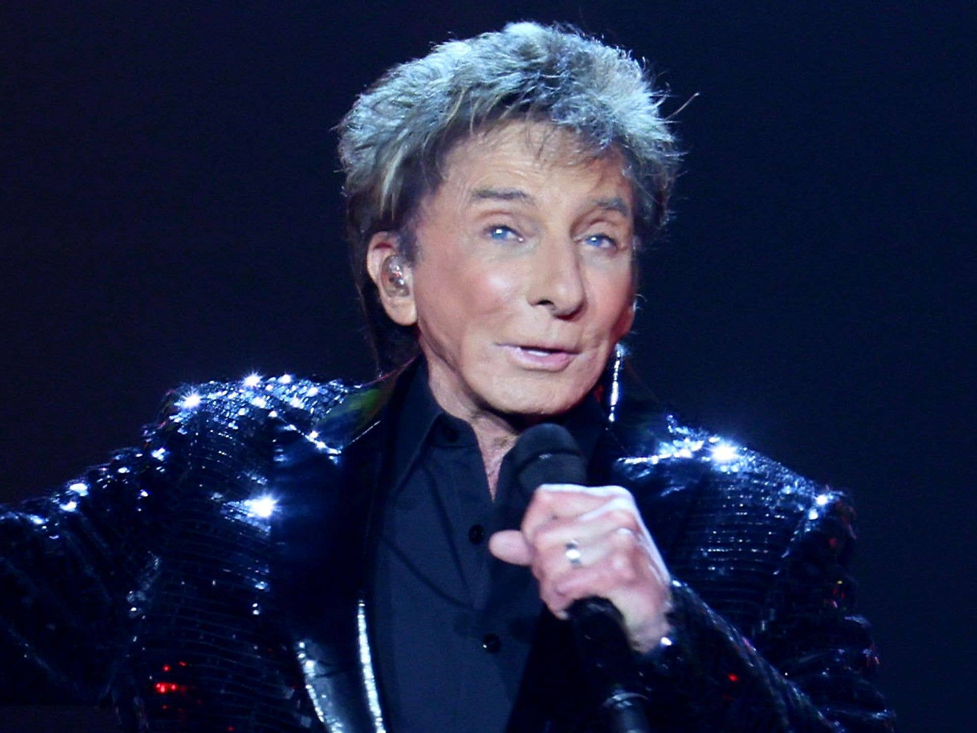 1920x1440 Barry Manilow shares 'very depressing' health update as he's forced to cancel more shows amid cancer recovery. HELLO!