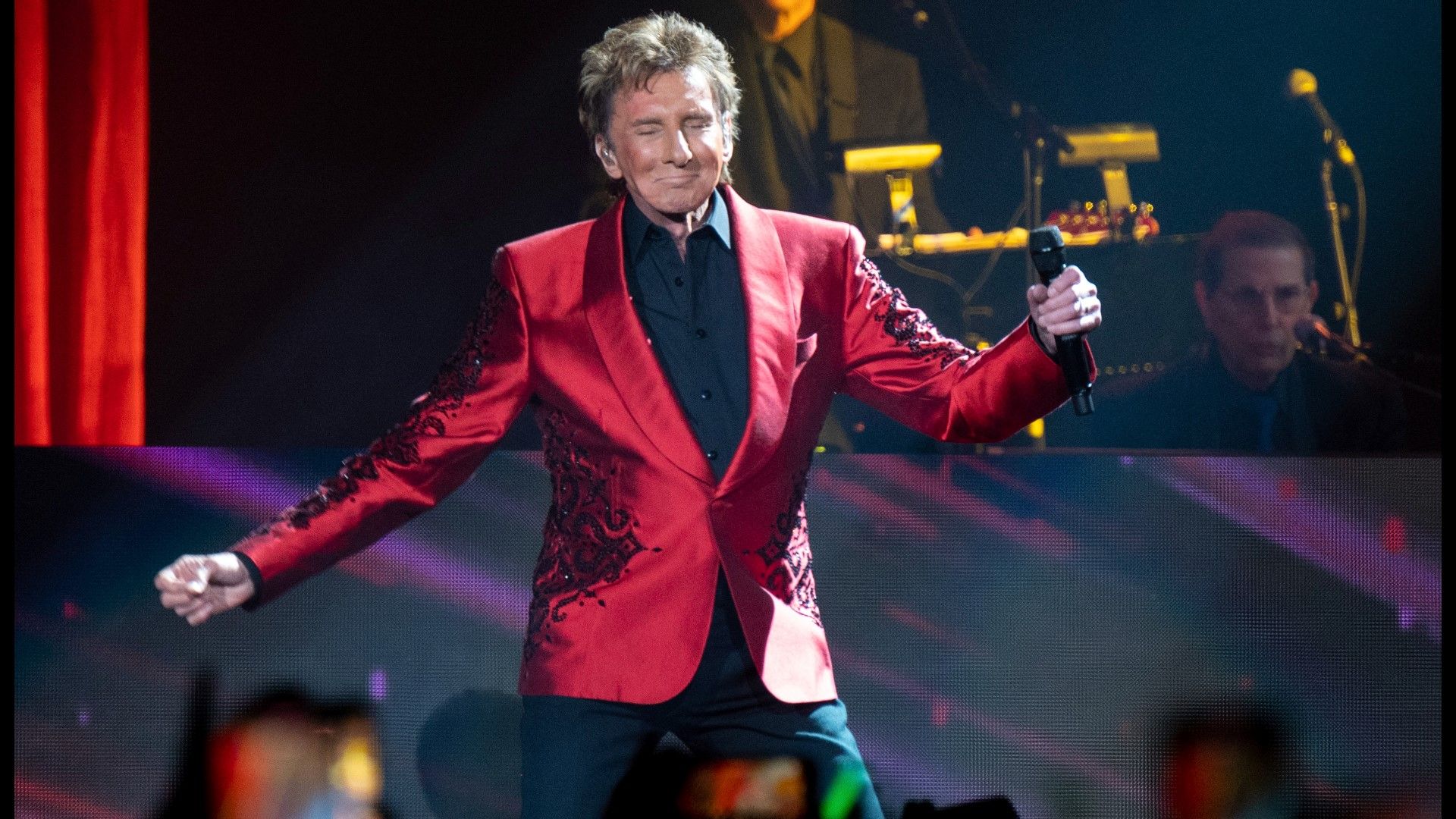 1920x1080 Legendary performer Barry Manilow previews NBC holiday special