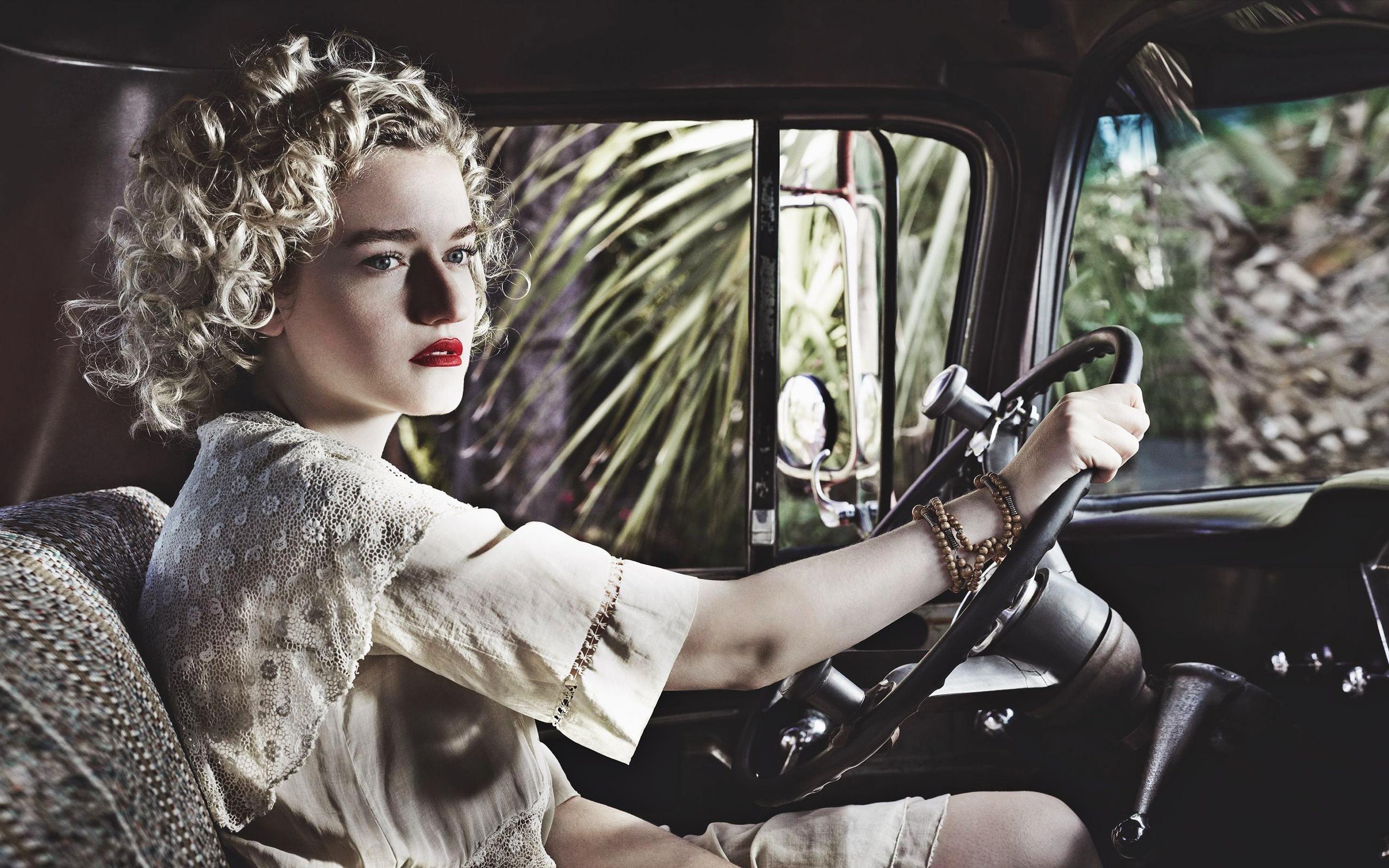 2560x1600 Julia Garner Phone Wallpaper: Free 4K & HD Downloads