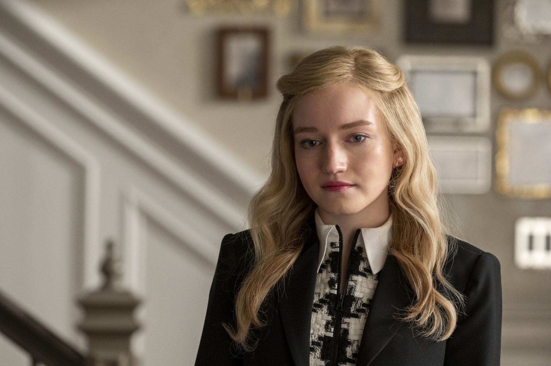 1920x1277 Download Julia Garner TV Show Inventing Anna HD Wallpaper