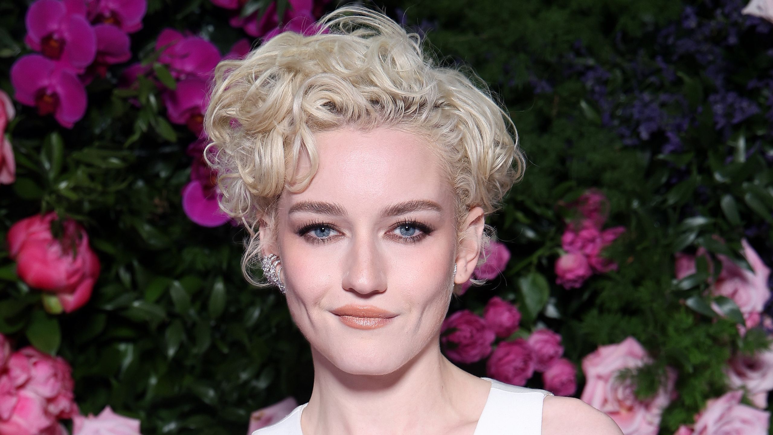 2560x1440 Julia Garner Is Giving '90s Princess Diana With Her Short, Straightened Cannes Hairstyle