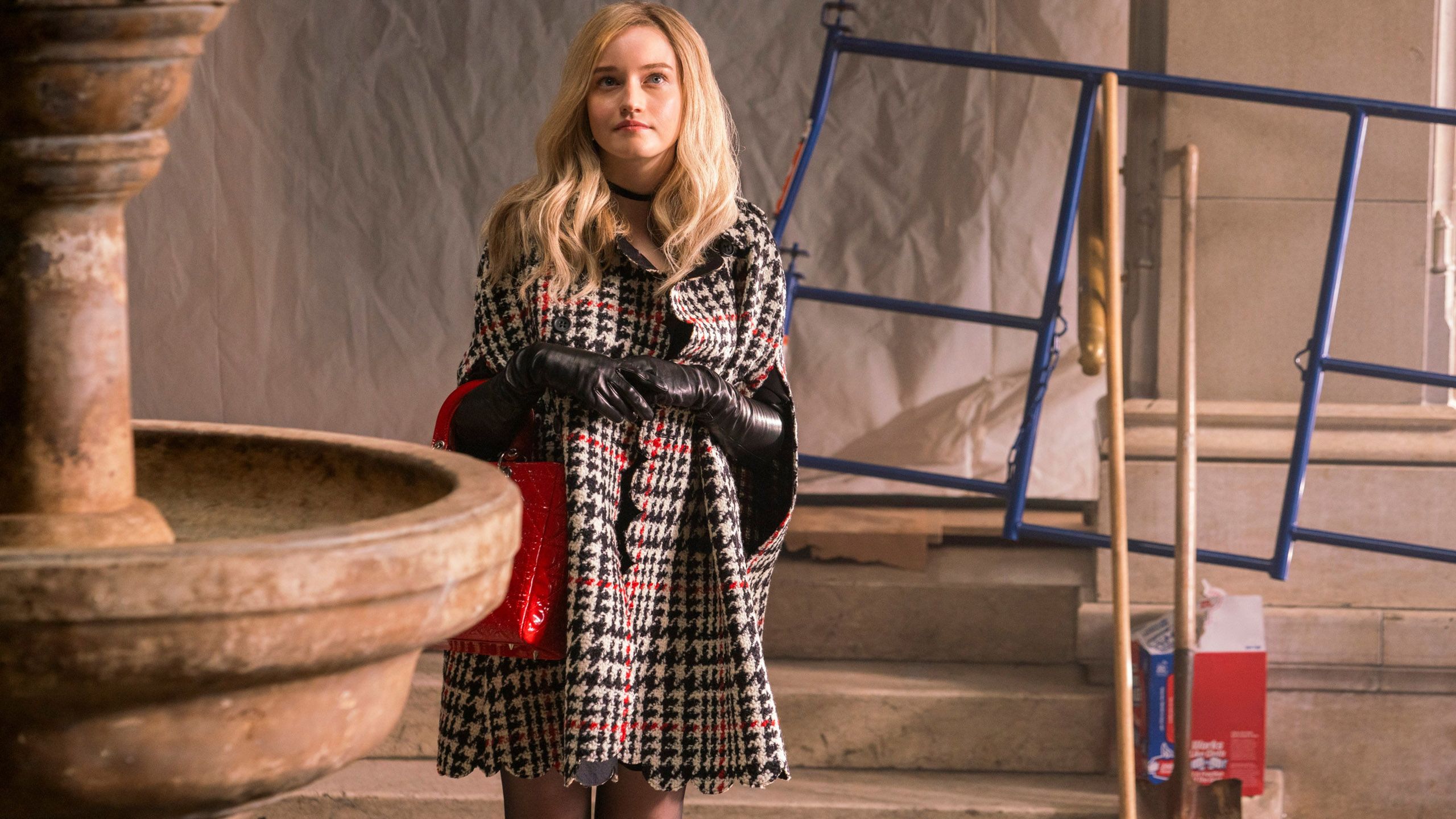 2560x1440 Julia Garner As Anna Delvey HD Inventing Anna Wallpaper
