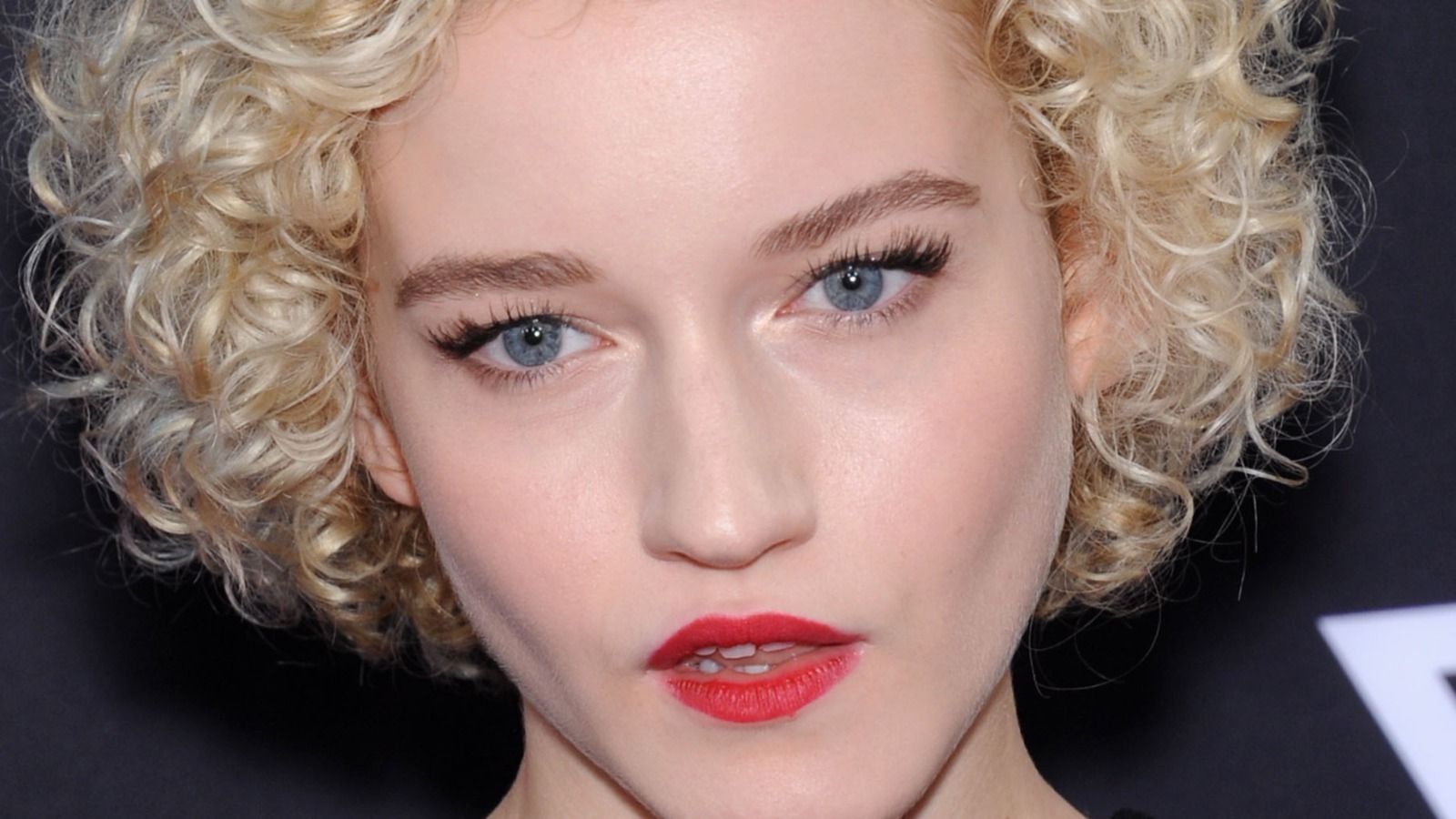 1600x900 The Transformation Of Julia Garner From Childhood To Ozark