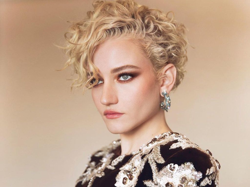 1024x768 Julia Garner to star in Wolf Man