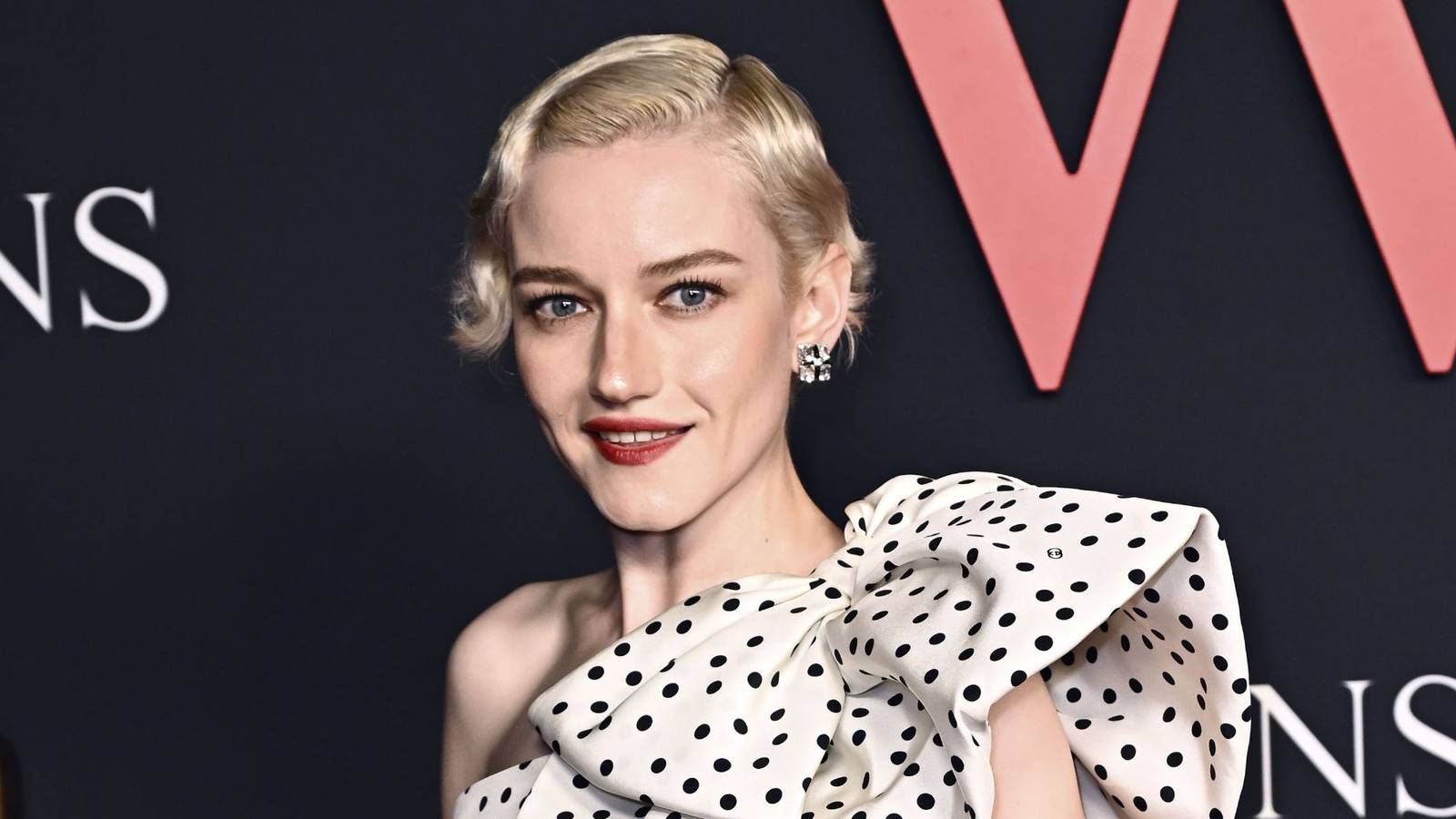 1600x900 Julia Garner's Rise To Fame: 6 TV Roles That Made Her A Star