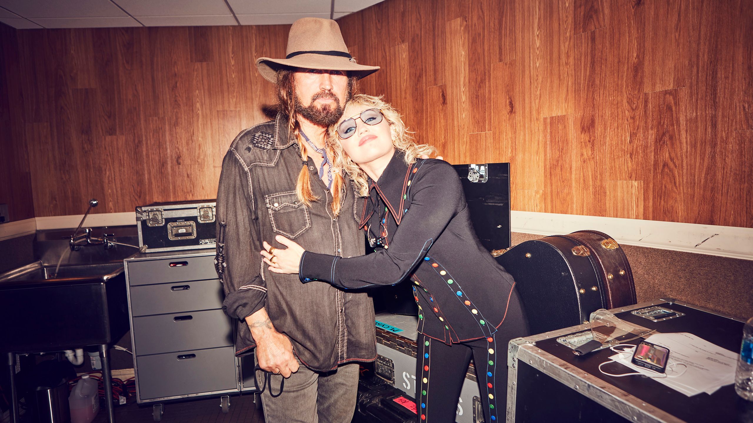 2560x1440 Miley Cyrus and Billy Ray Cyrus Reunite in Photo Amid Estrangement Rumors
