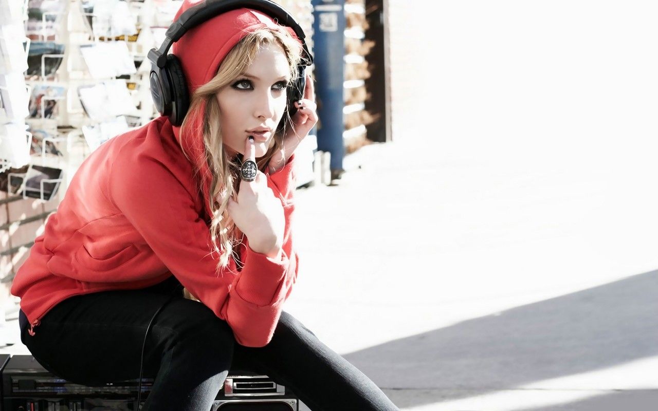 1280x800 Ashlee Simpson (3) Wallpaper