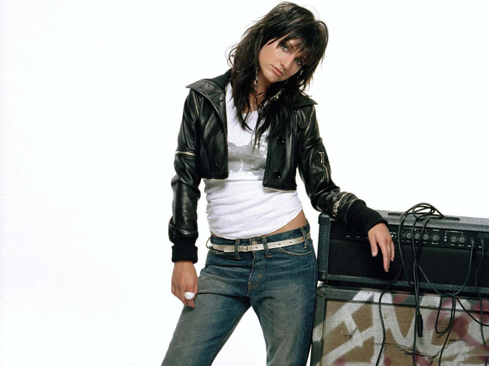 1600x1200 Do Not Disrespect Ashlee Simpson