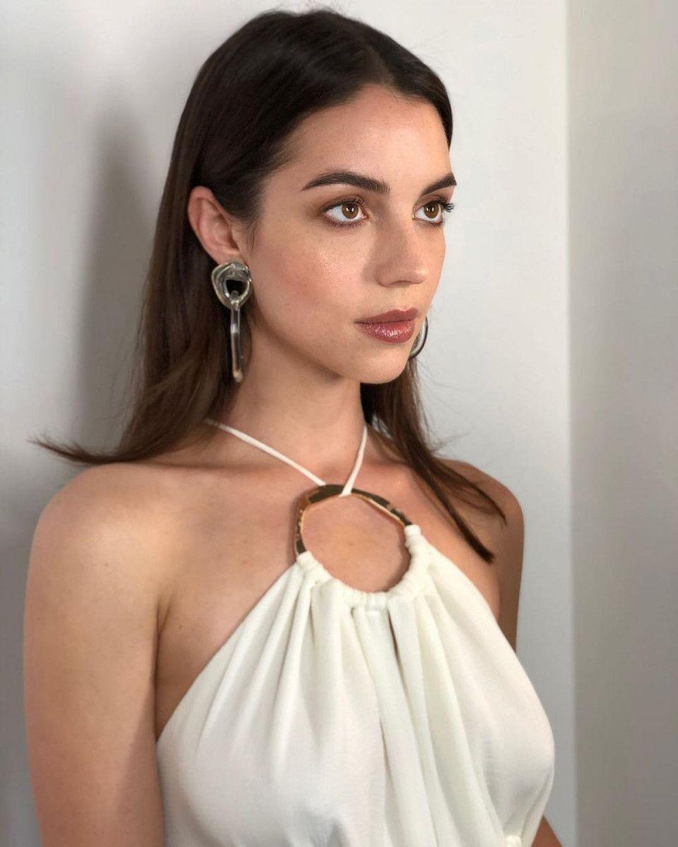 960x1200 Adelaide Kane wallpaper