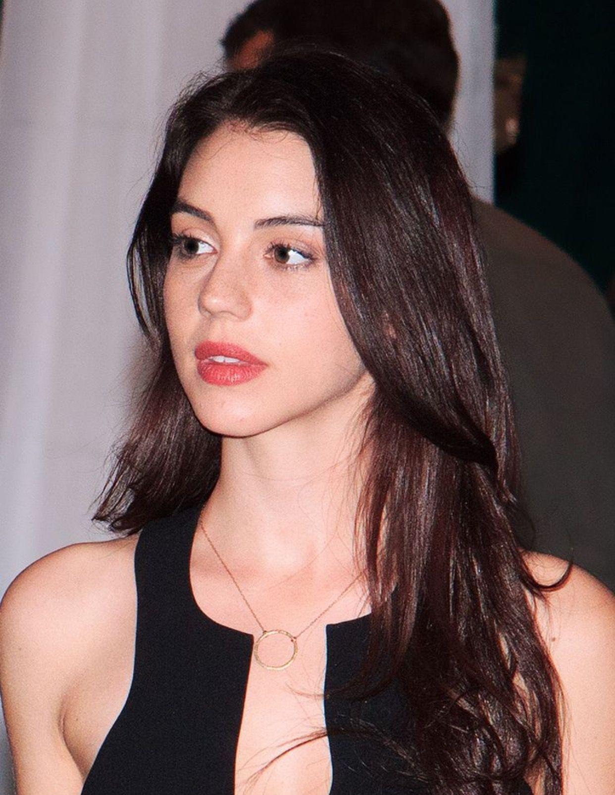 1242x1606 Adelaide Kane Hottest Picture In Bikini & HD Photohoots
