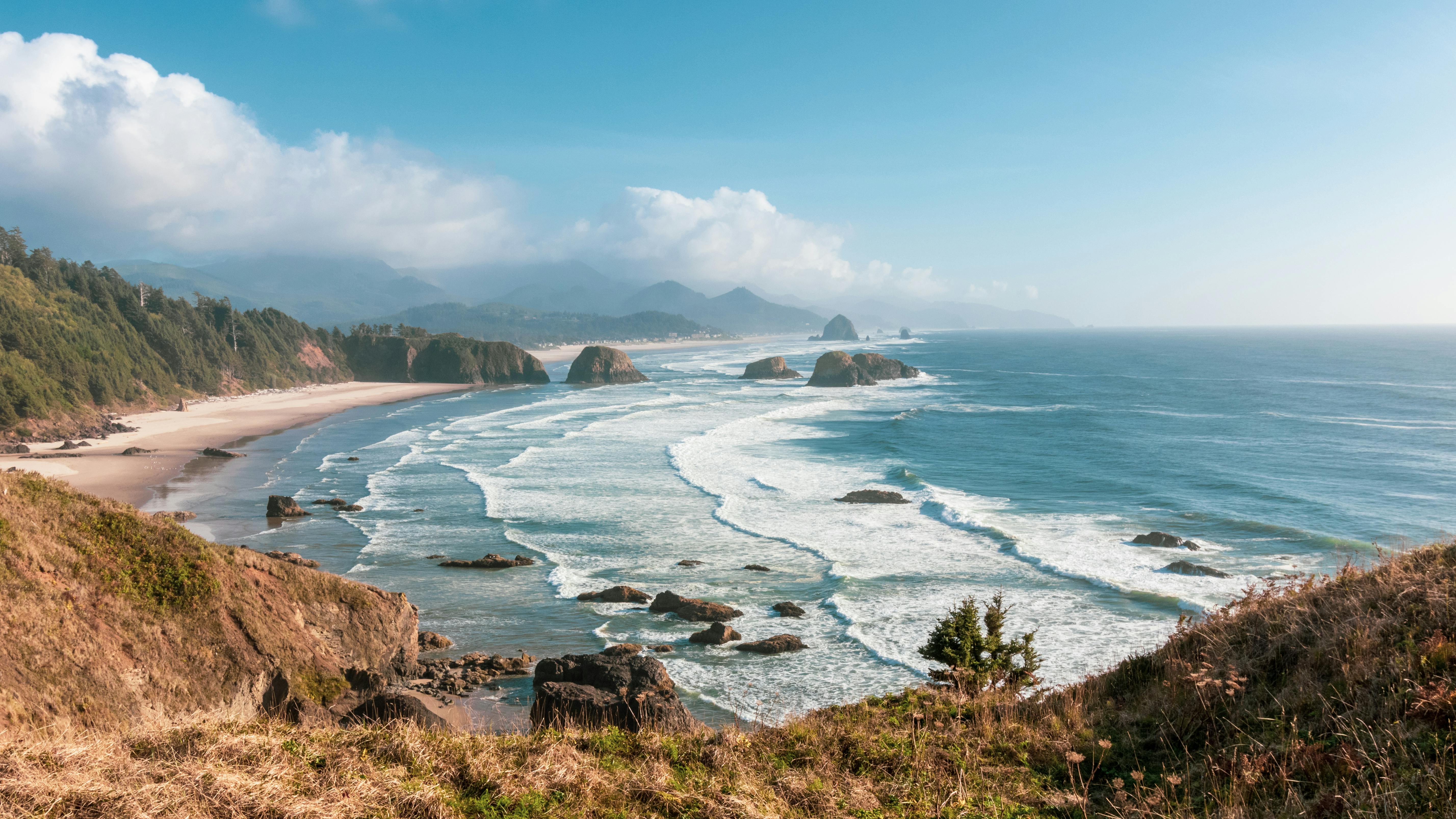5712x3213 Scenic View of Cannon Beach, Oregon Coastline · Free