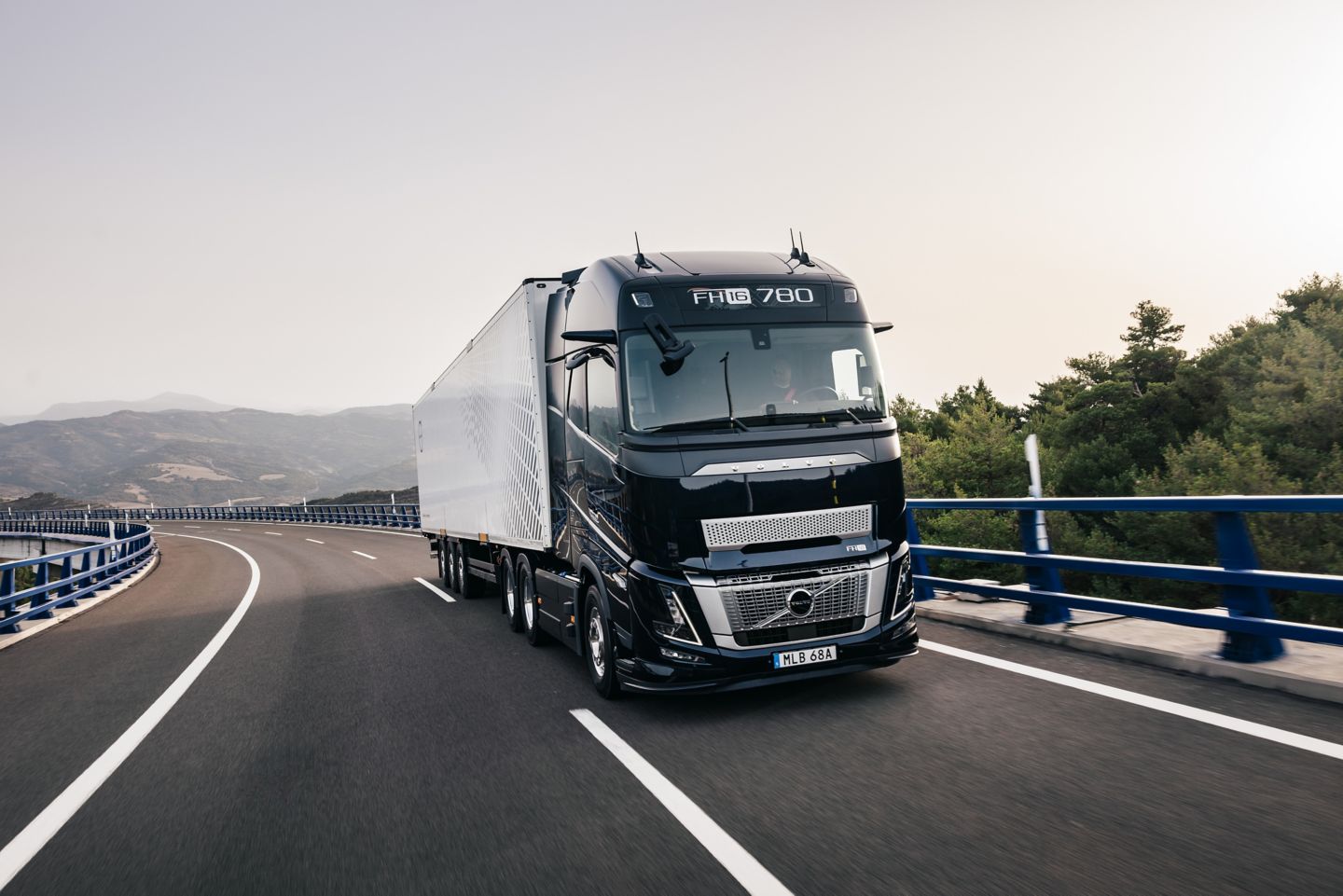 1440x961 New, more powerful engine for Volvo FH16 gives maximized productivity