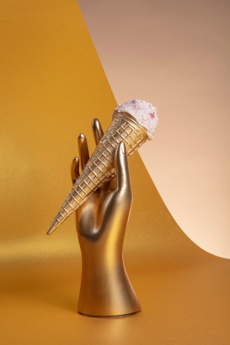 740x1110 Glam sculpture Image