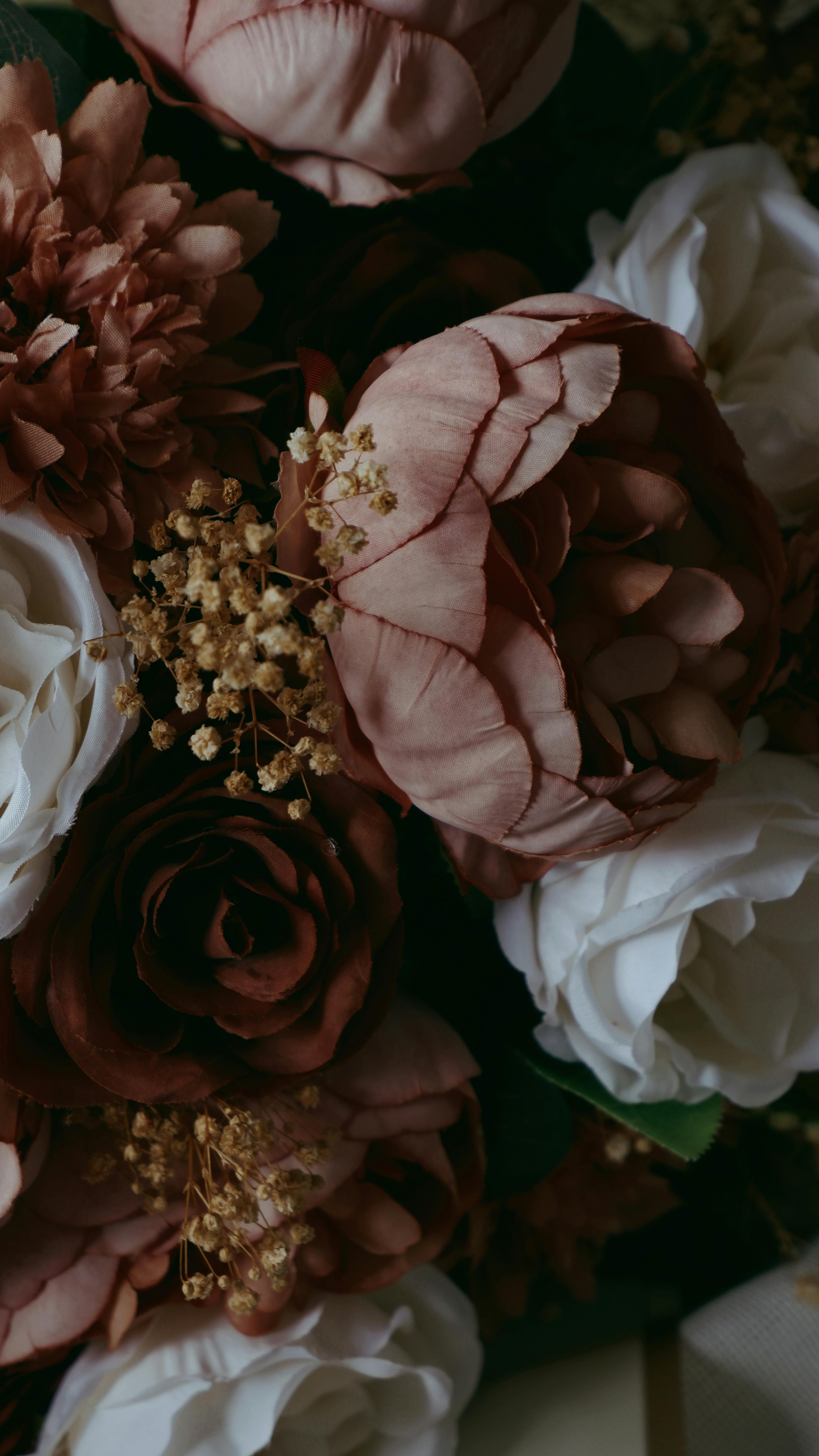 3376x6000 Elegant Floral Arrangement with Rose and Peony · Free
