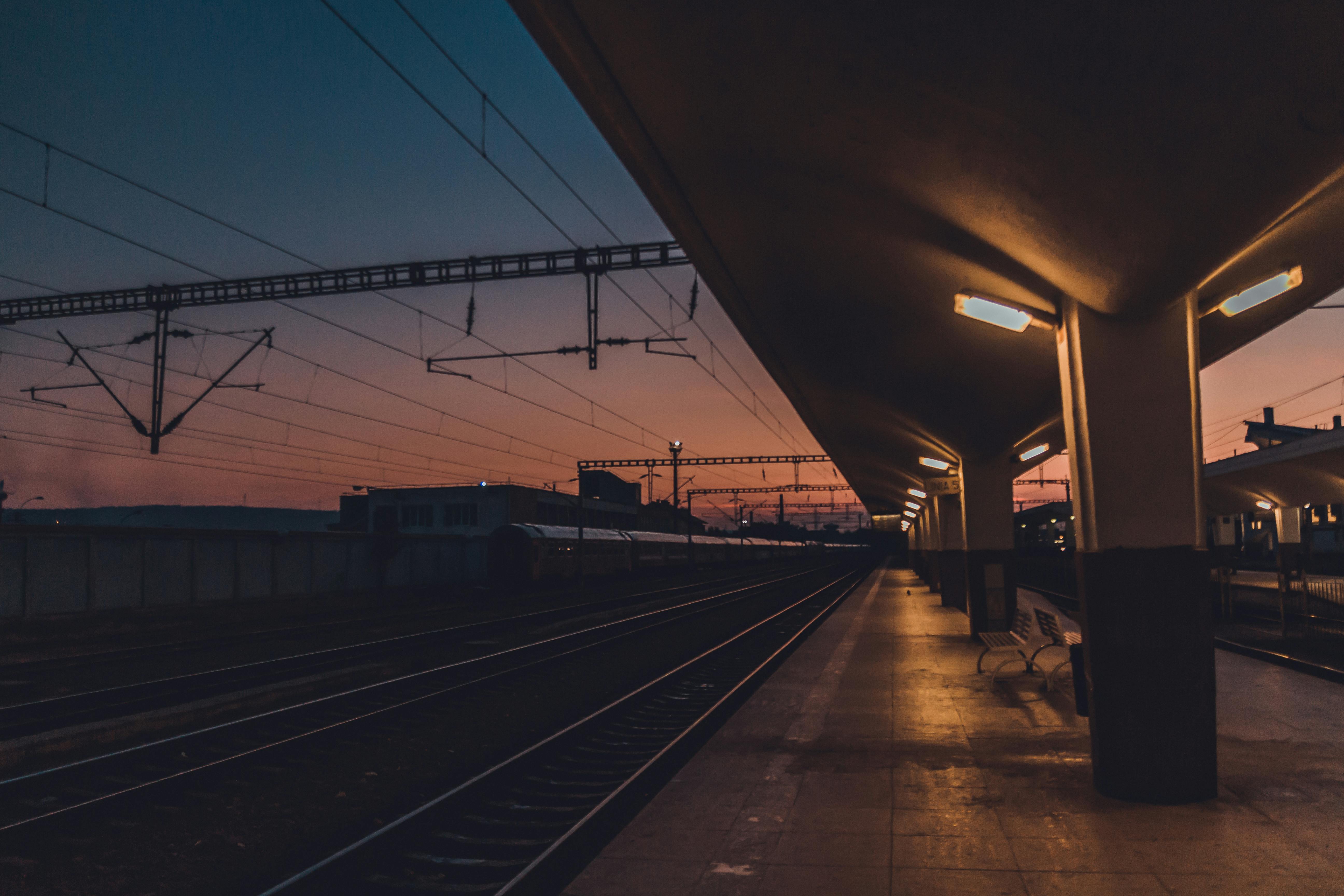 5184x3456 Benches on Train Station · Free